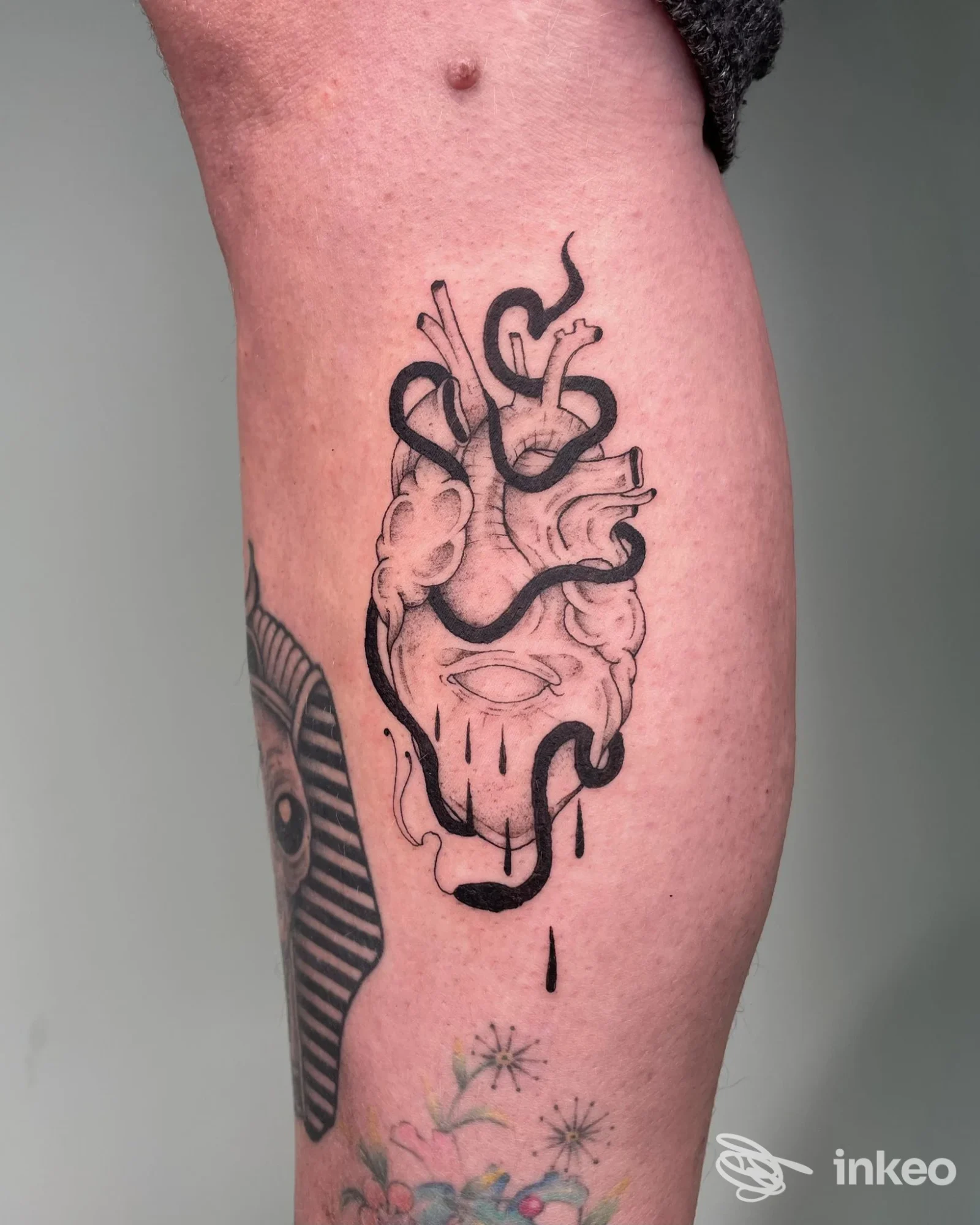 Tatuaggio nero stilizzato a tema maschera e serpenti su avambraccio, Green Tattoo & ArtLab, Sacile.