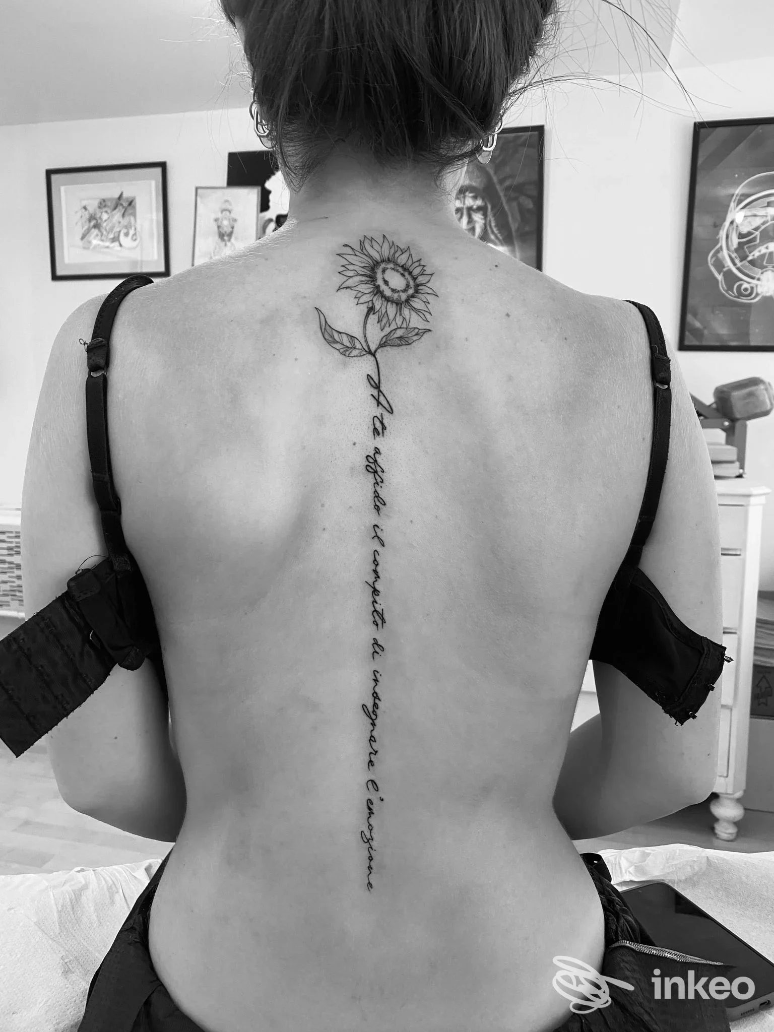Tatuaggio verticale con girasole sulla colonna vertebrale, foto nello studio Think Ink Tattoo a Palmanova.