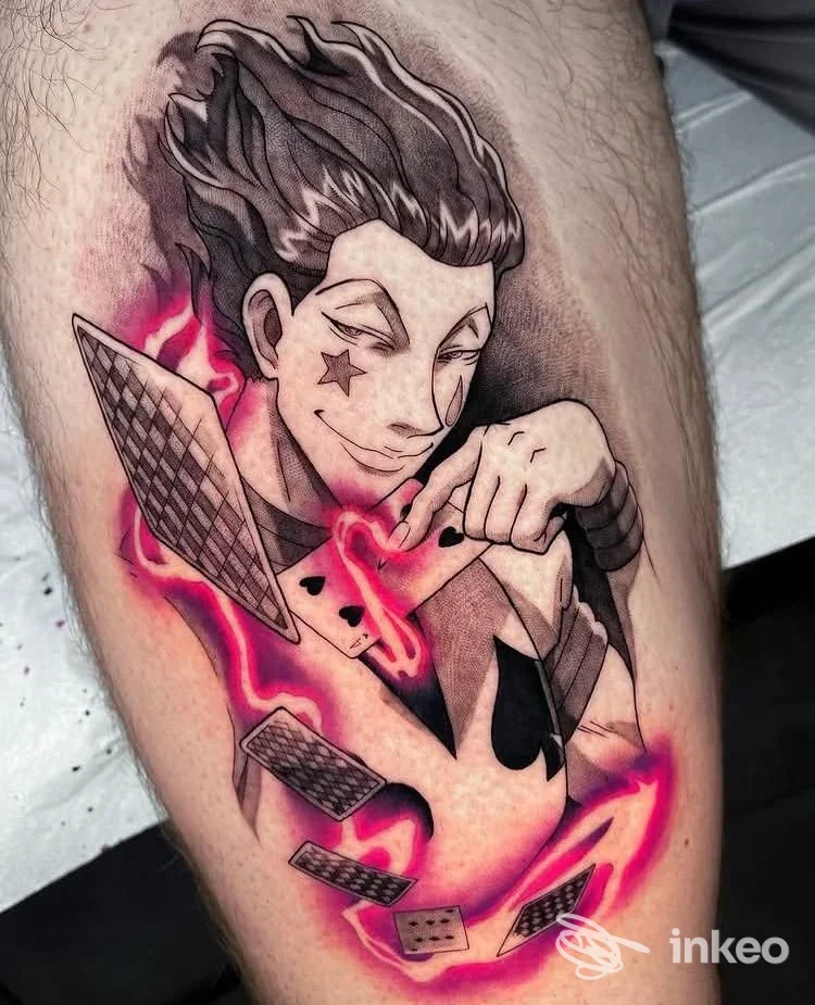 Tatuaggio su coscia raffigurante un personaggio con carte e fiamme magenta, TattooLAB Pordenone, Pordenone.