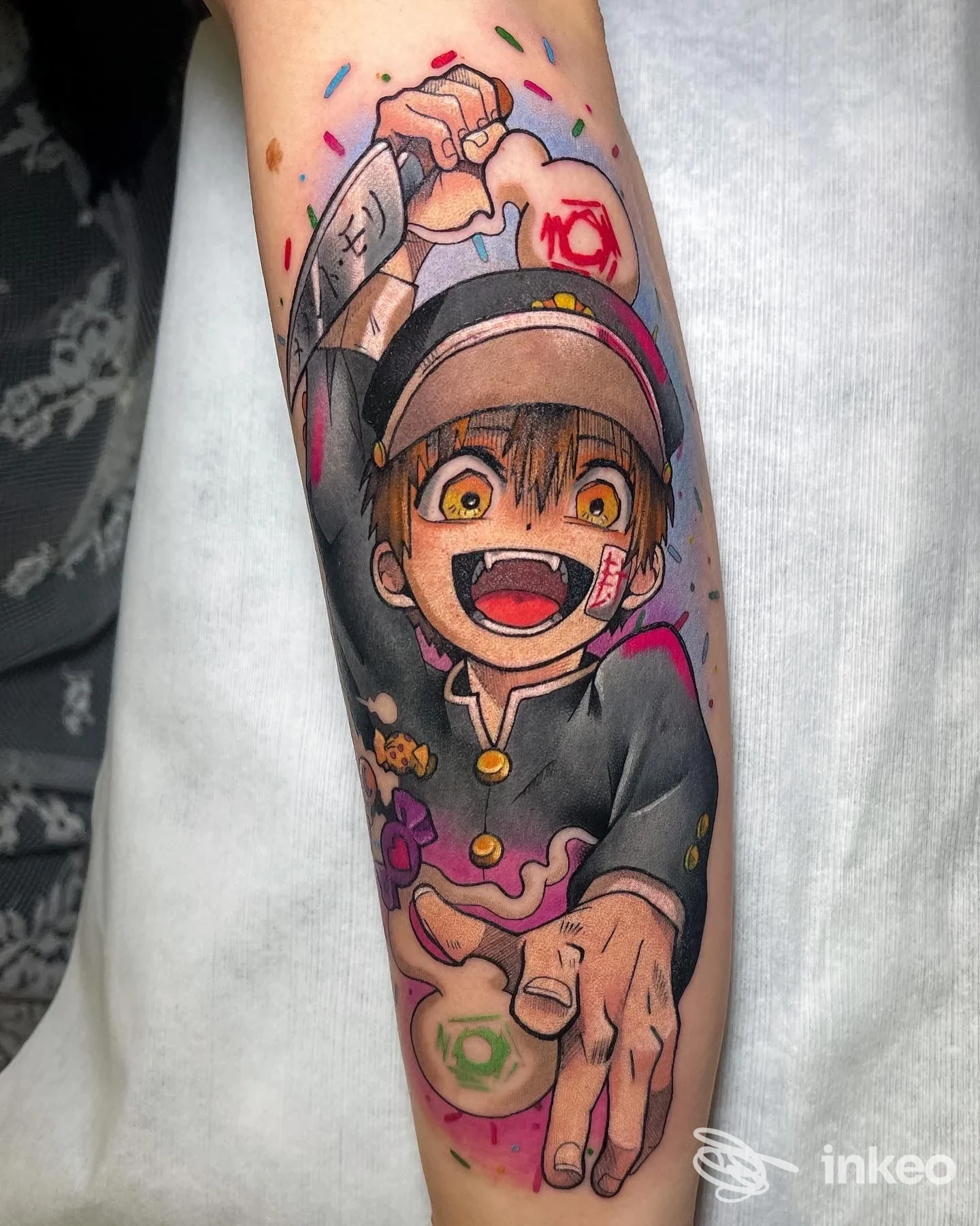 Tatuaggio colorato su avambraccio con personaggio in stile anime, TattooLAB Pordenone, Pordenone.