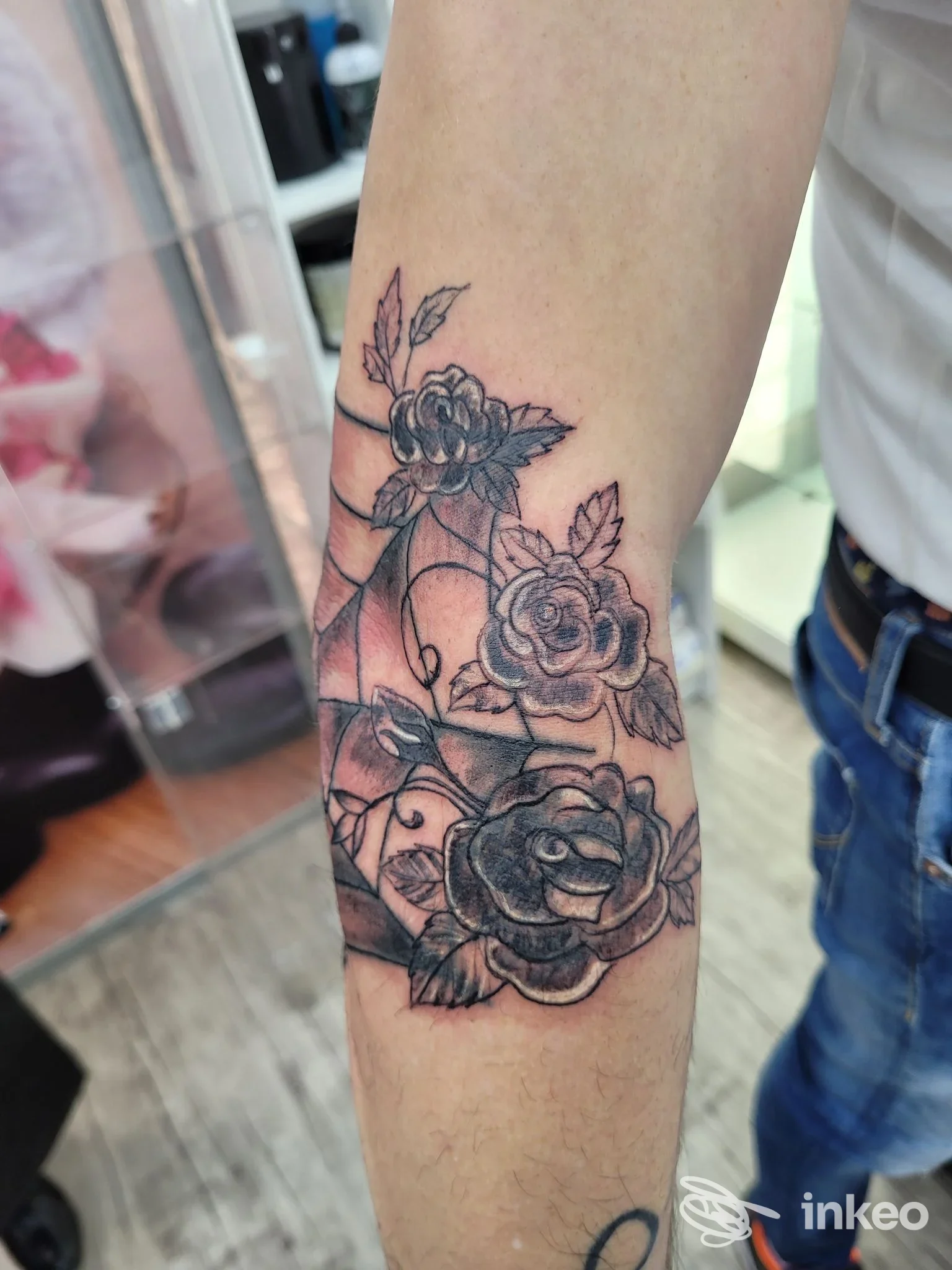 Tatuaggio floreale in nero/grigio sull'avambraccio, foto inviata dallo studio Jolie a Tolmezzo.