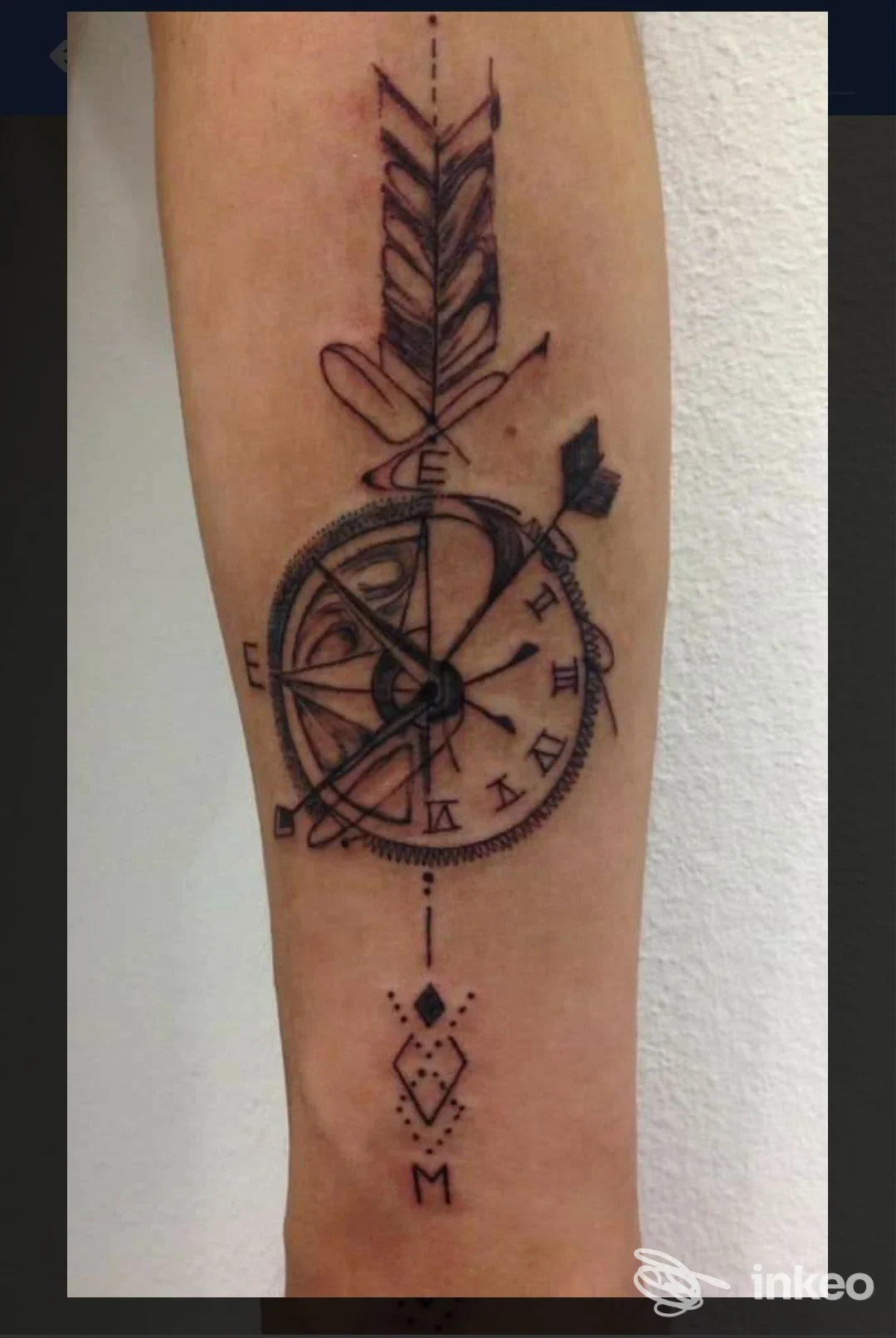 Tatuaggio su avambraccio con bussola, freccia e decorazioni geometriche, realizzato presso lo studio Jolie a Tolmezzo.