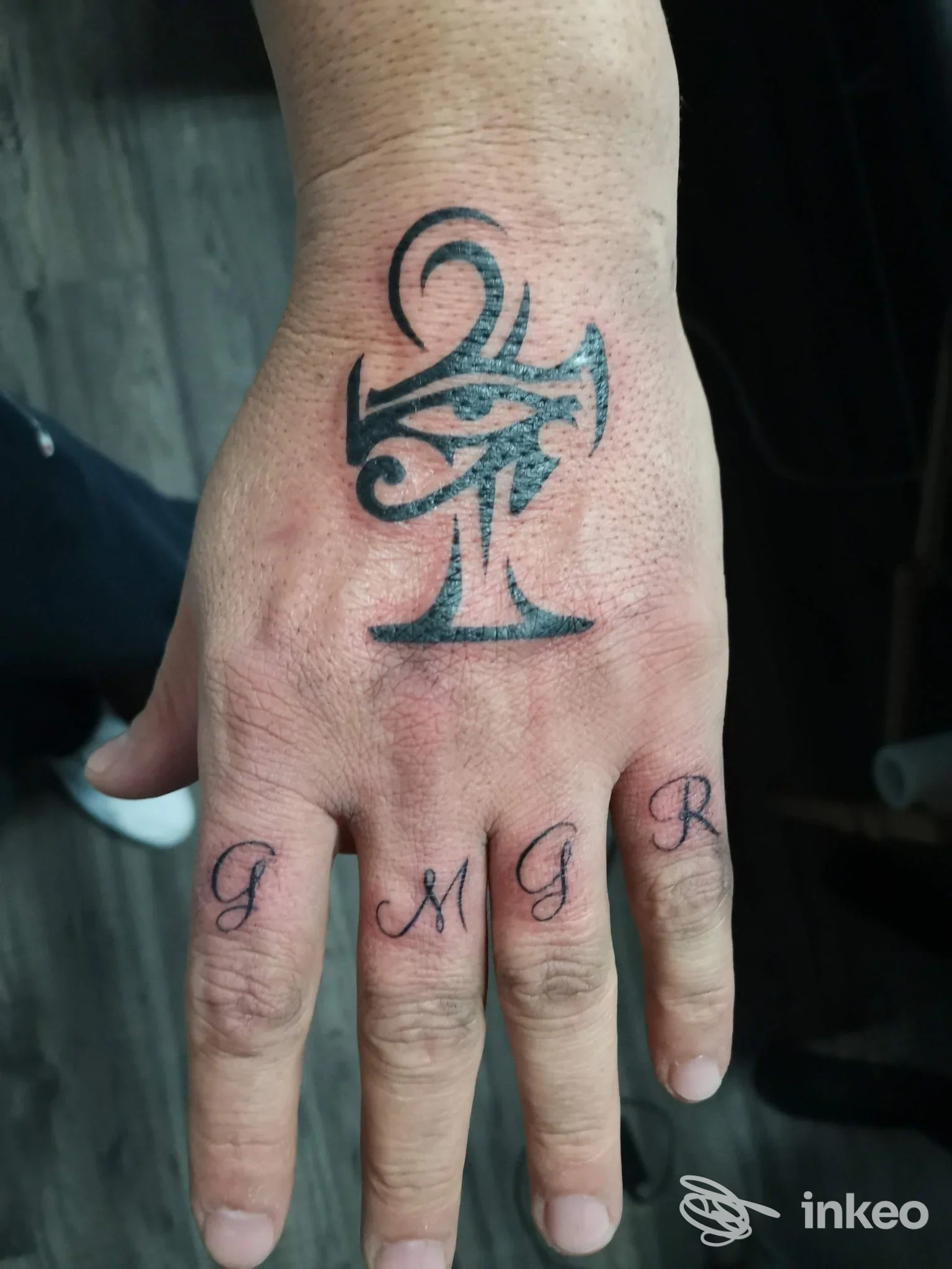 Foto del tatuaggio sul dorso e sulle dita, scatto di Inkheart Tattoo Studio a Staranzano.