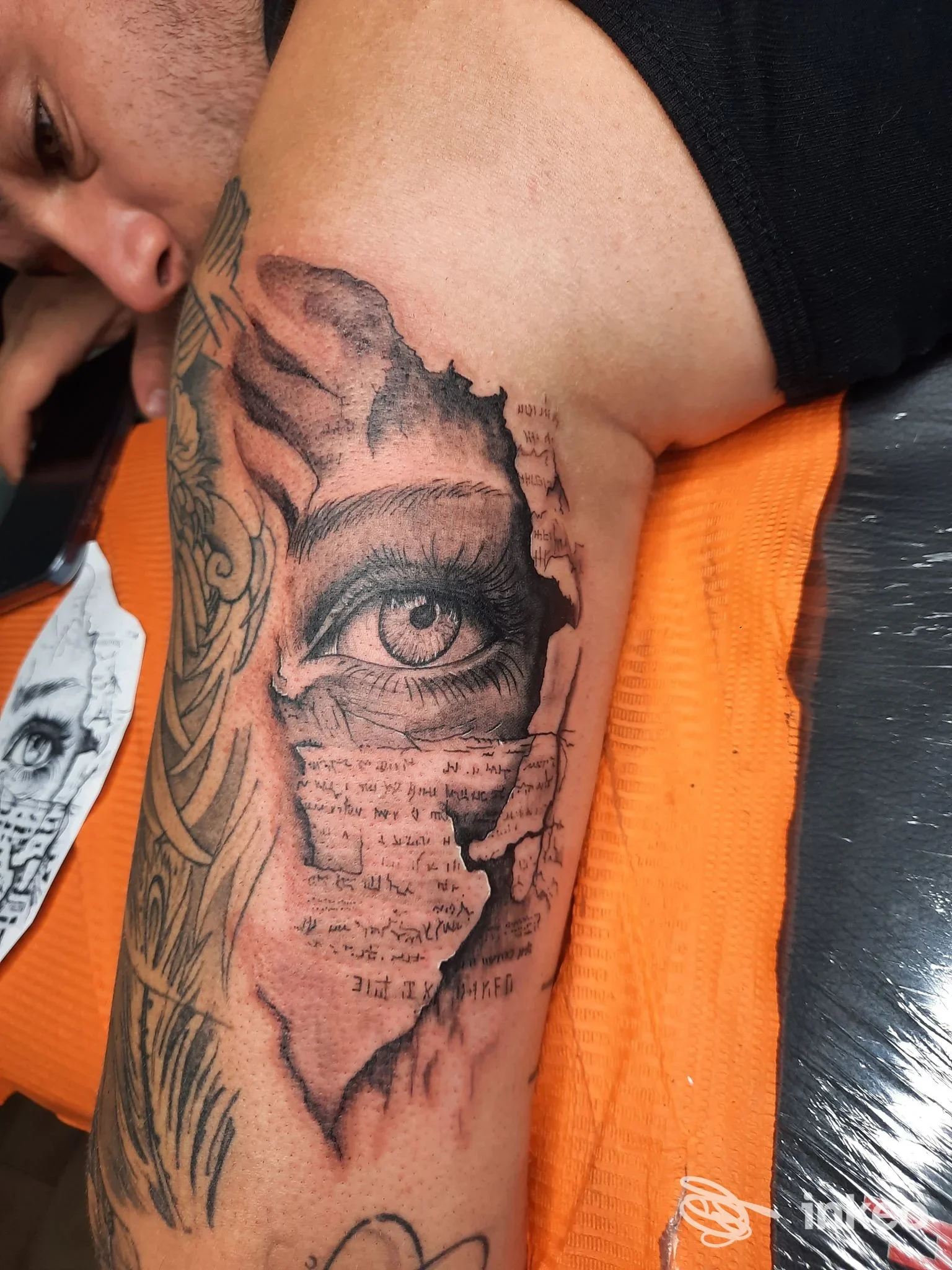 Tatuaggio realistico a forma di occhio su avambraccio, MaMu tattoo, Fiume Veneto.