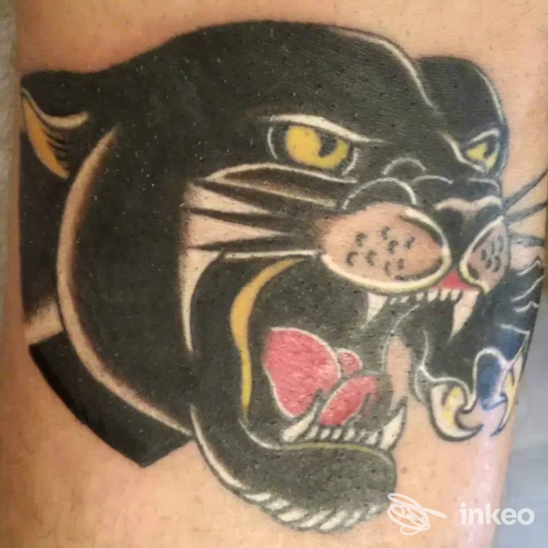 Tatuaggio a testa di pantera in stile tradizionale sull'avambraccio, realizzato da MaMu tattoo a Fiume Veneto.