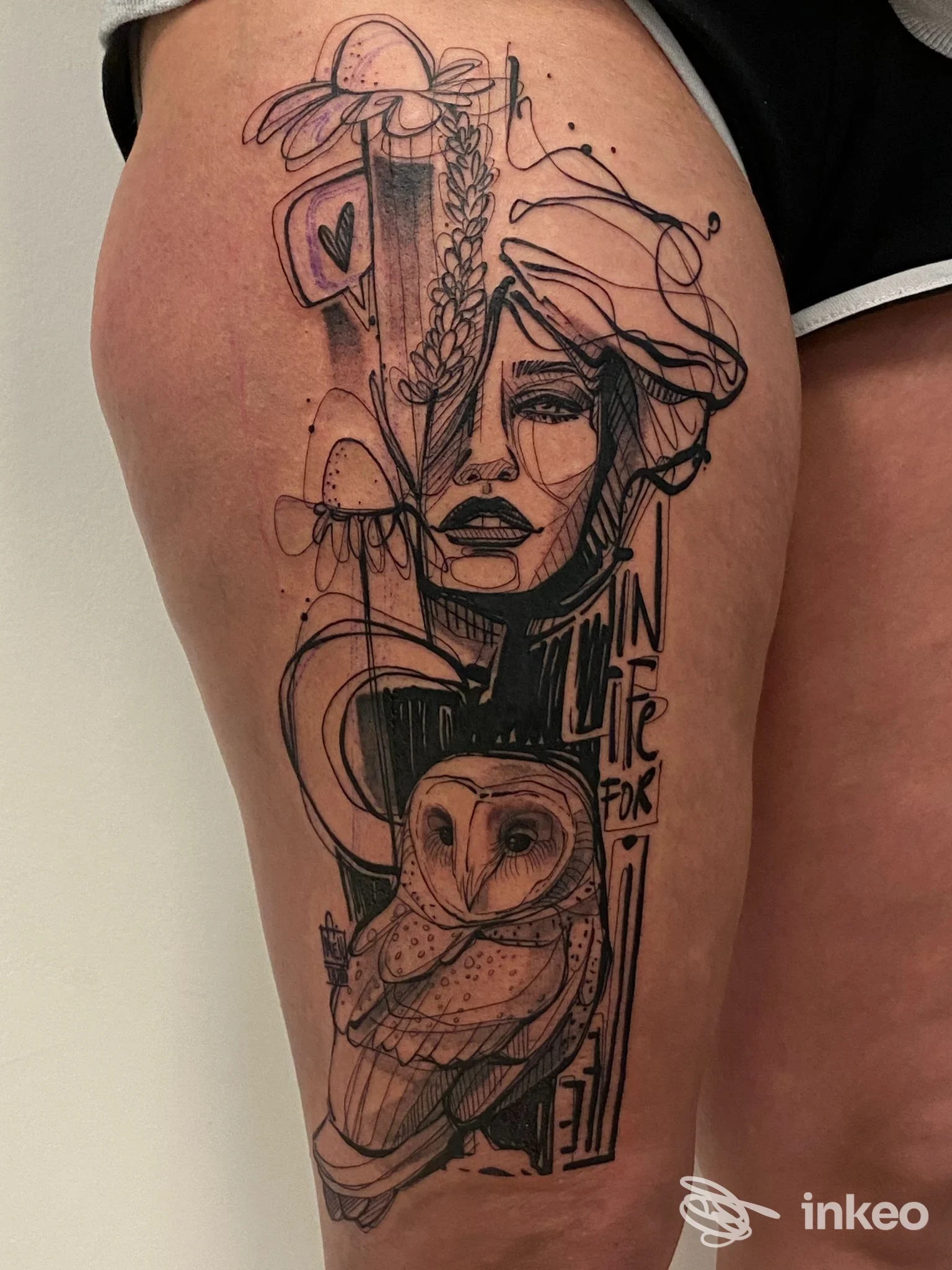 Tatuaggio su coscia con volto femminile stilizzato e gufo, Amentattoo, Udine.