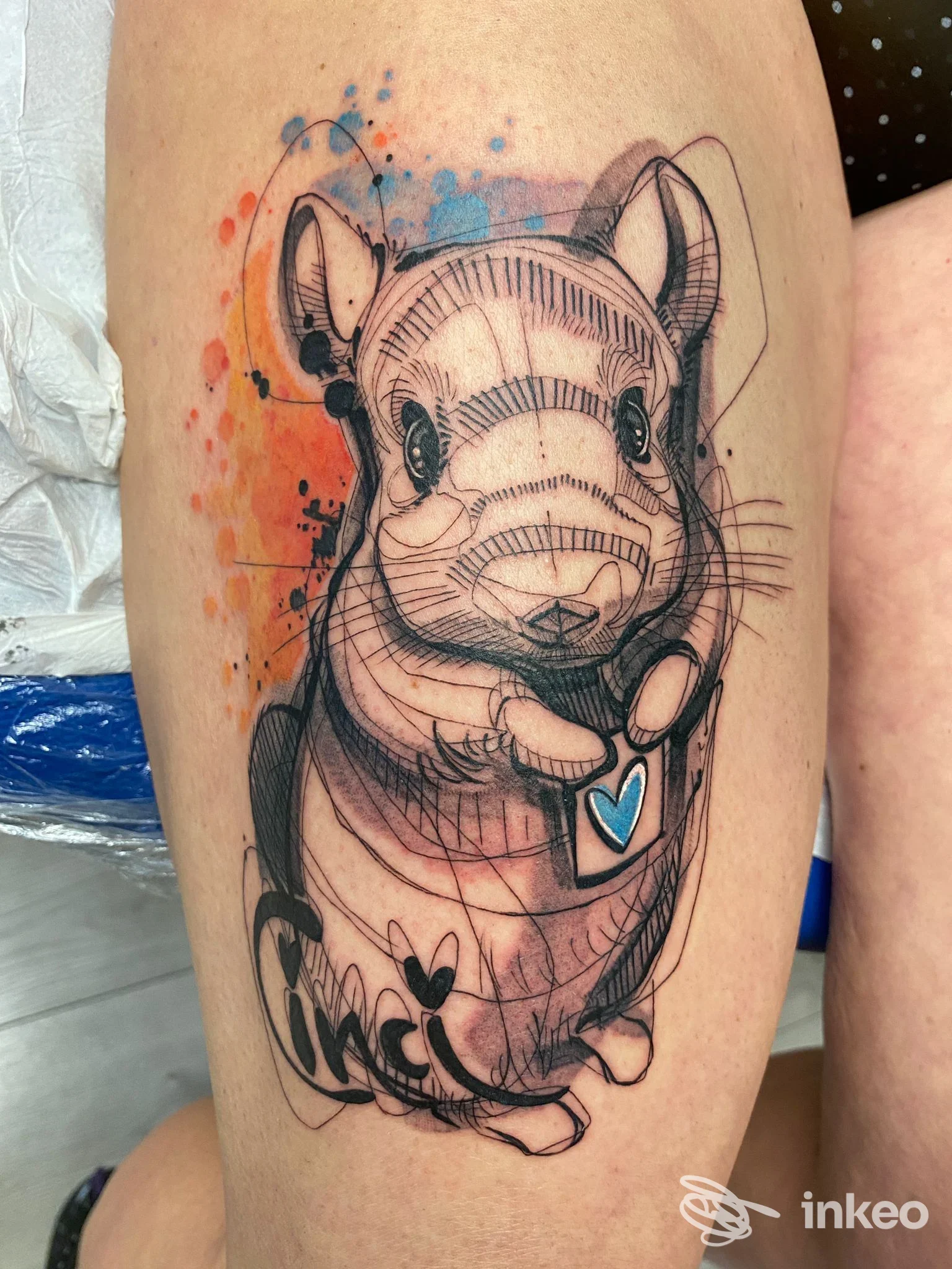 Tatuaggio stilizzato di un roditore con effetto schizzo e acquerello, realizzato da Amentattoo a Udine sulla coscia.