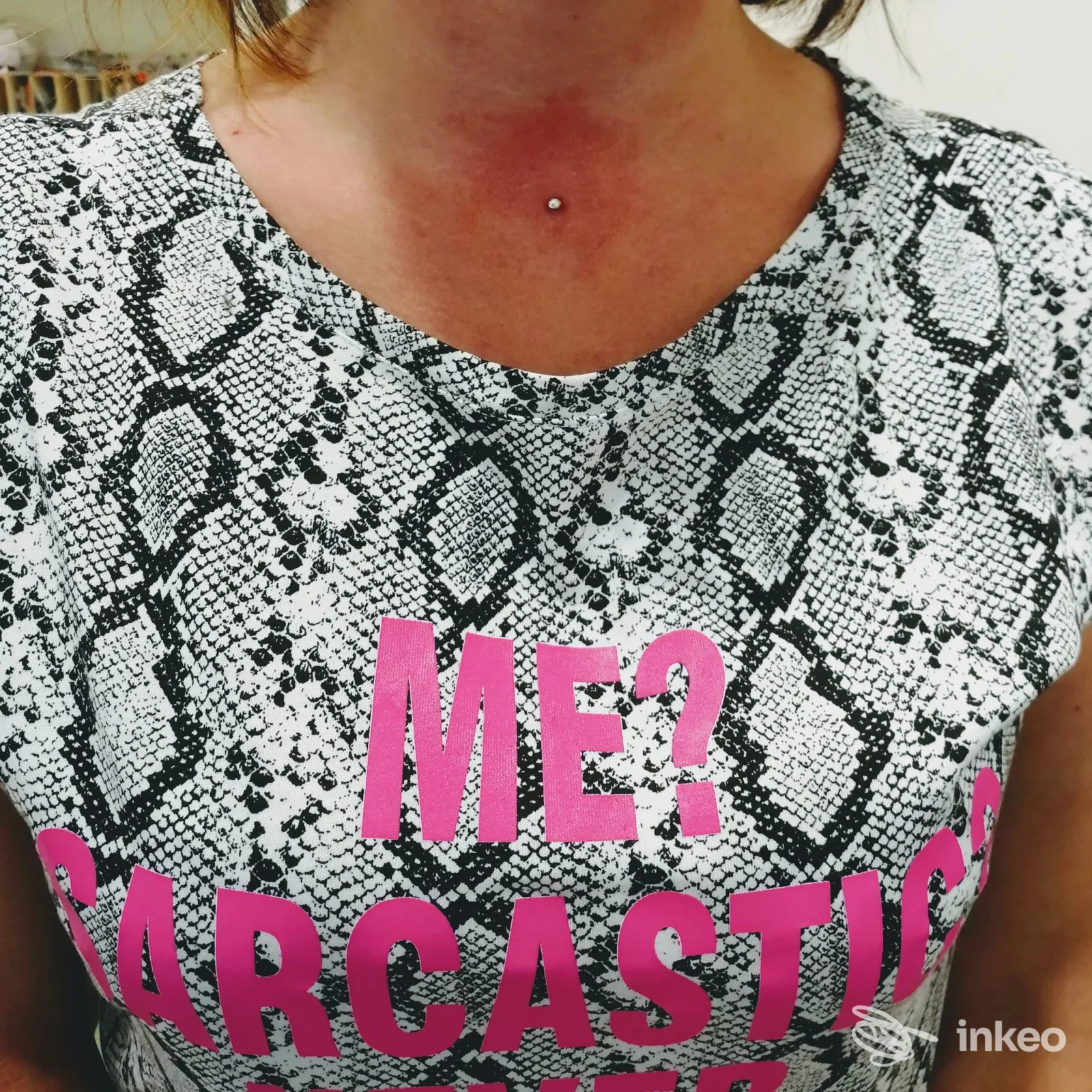 Primo piano di un microdermal sullo sterno superiore, foto fornita da Jolie Tattoo Piercing Estetica, Udine.