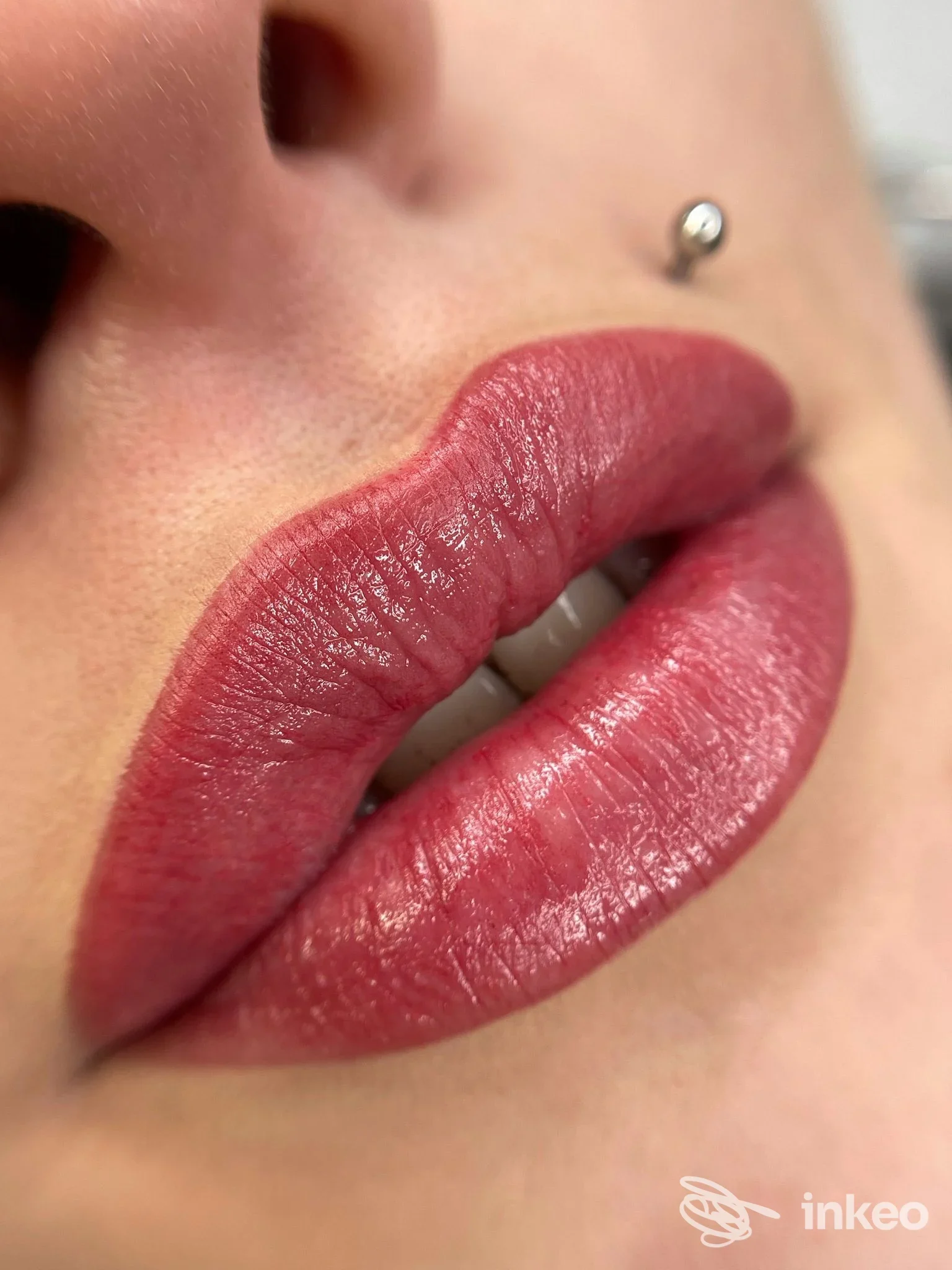 Primo piano di labbra con dermopigmentazione e piercing, foto per Nataliya Matyukhina a Trieste.