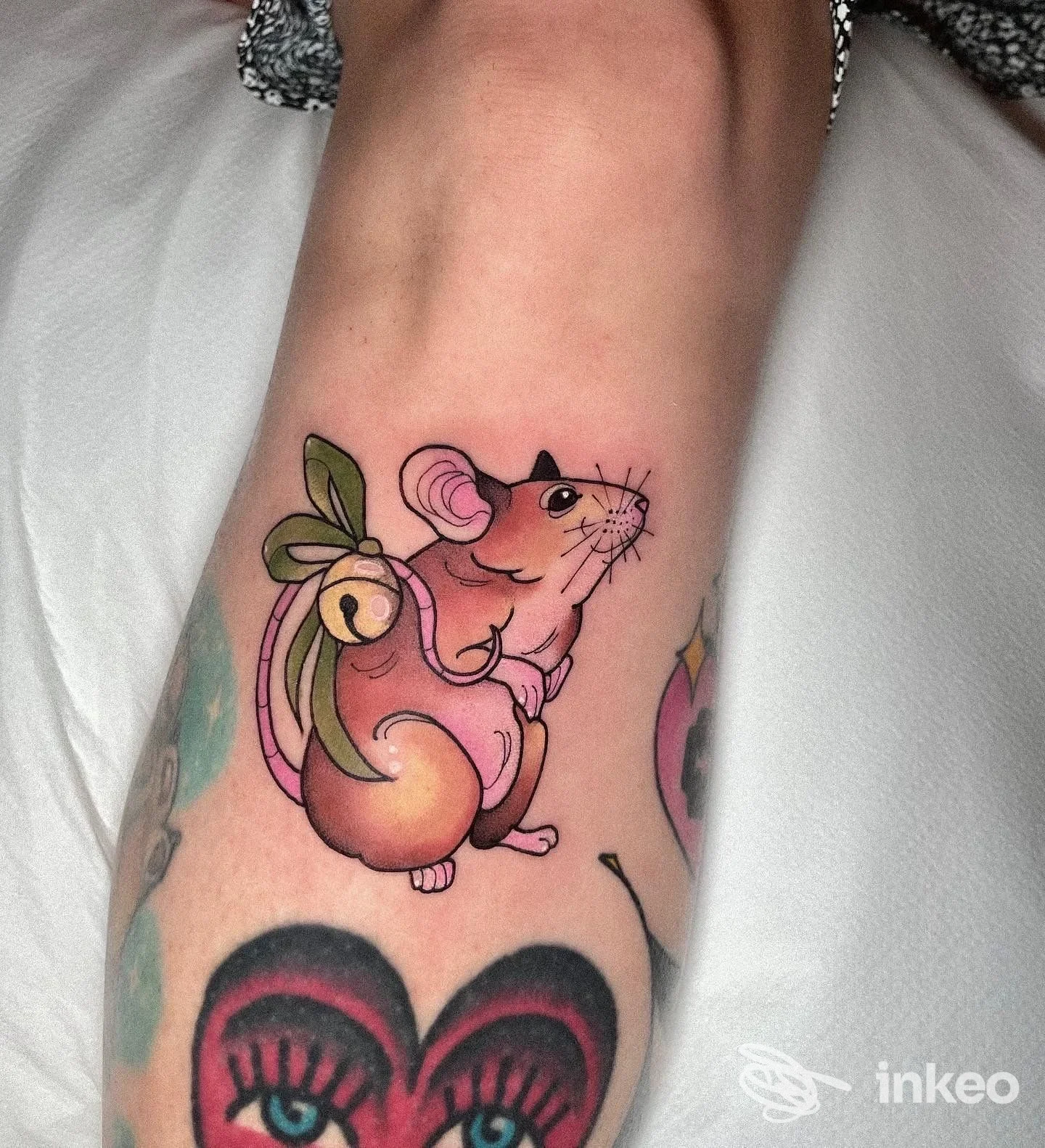 Tatuaggio colorato di un topo stilizzato sull'avambraccio, realizzato da PERSEVERA TATTOO SHOP a Gorizia.