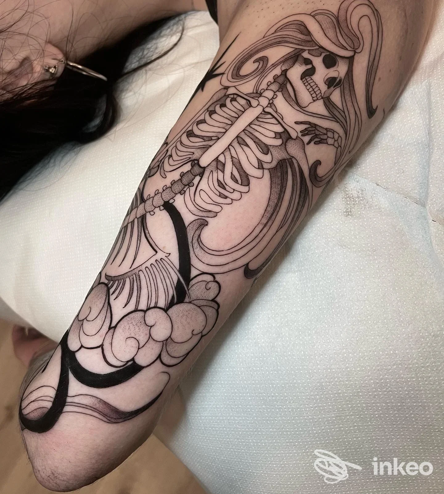 Avambraccio tatuato con scheletro stilizzato in linework, foto fornita da PERSEVERA TATTOO SHOP, Gorizia.