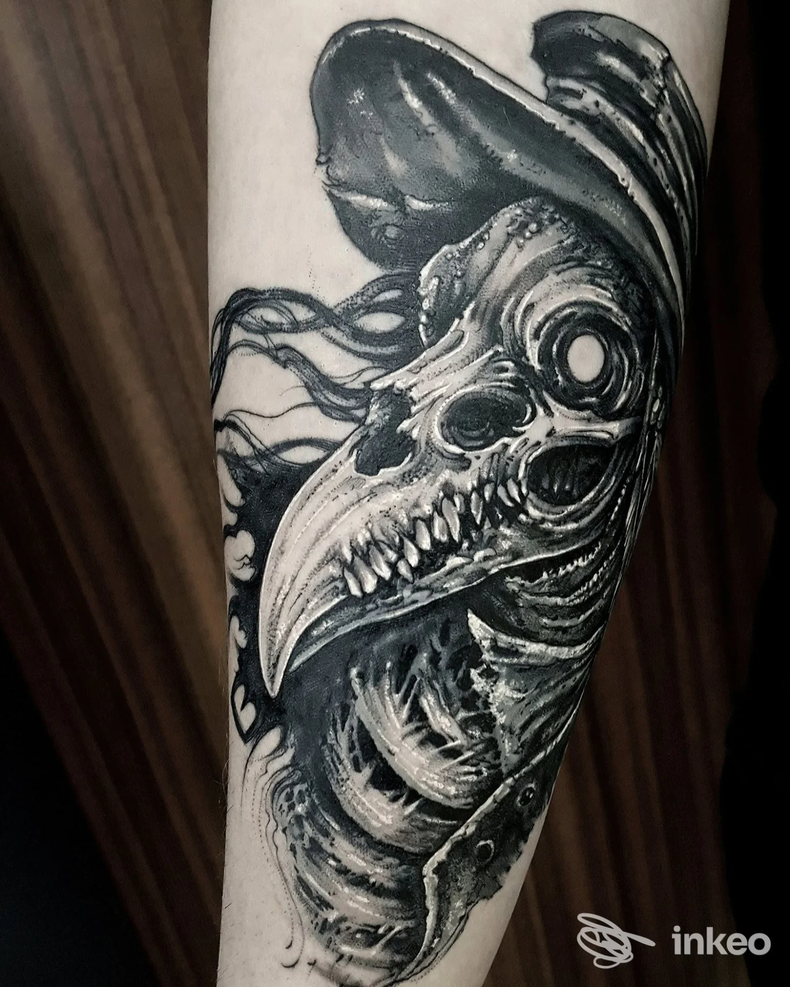 Tatuaggio in bianco e nero a tema cranio/maschera sul avambraccio, foto per David Ferroni, Gorizia.