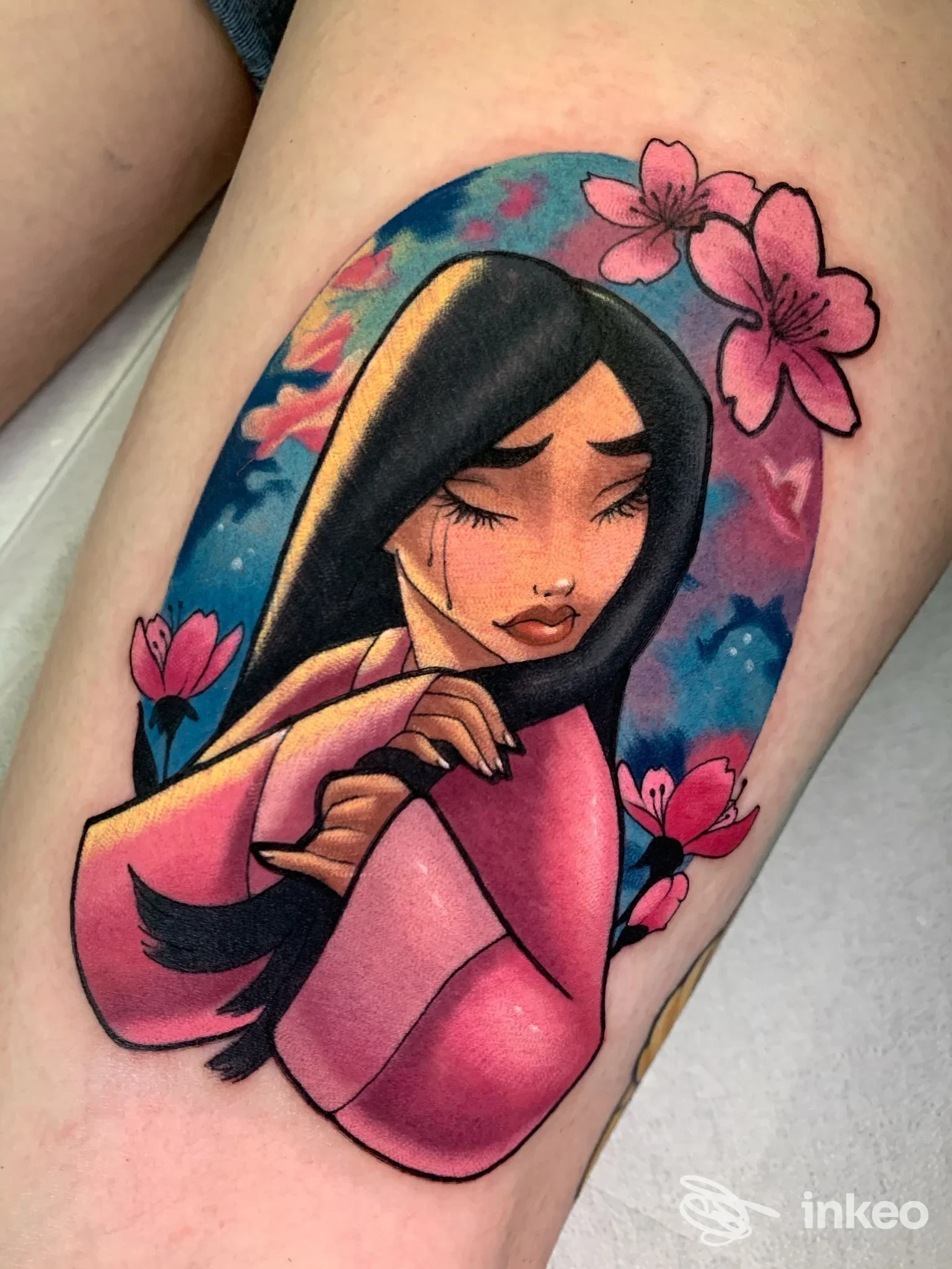 Tatuaggio colorato su coscia con figura femminile stile illustrazione e fiori di ciliegio - Le Tatuarti, Pordenone