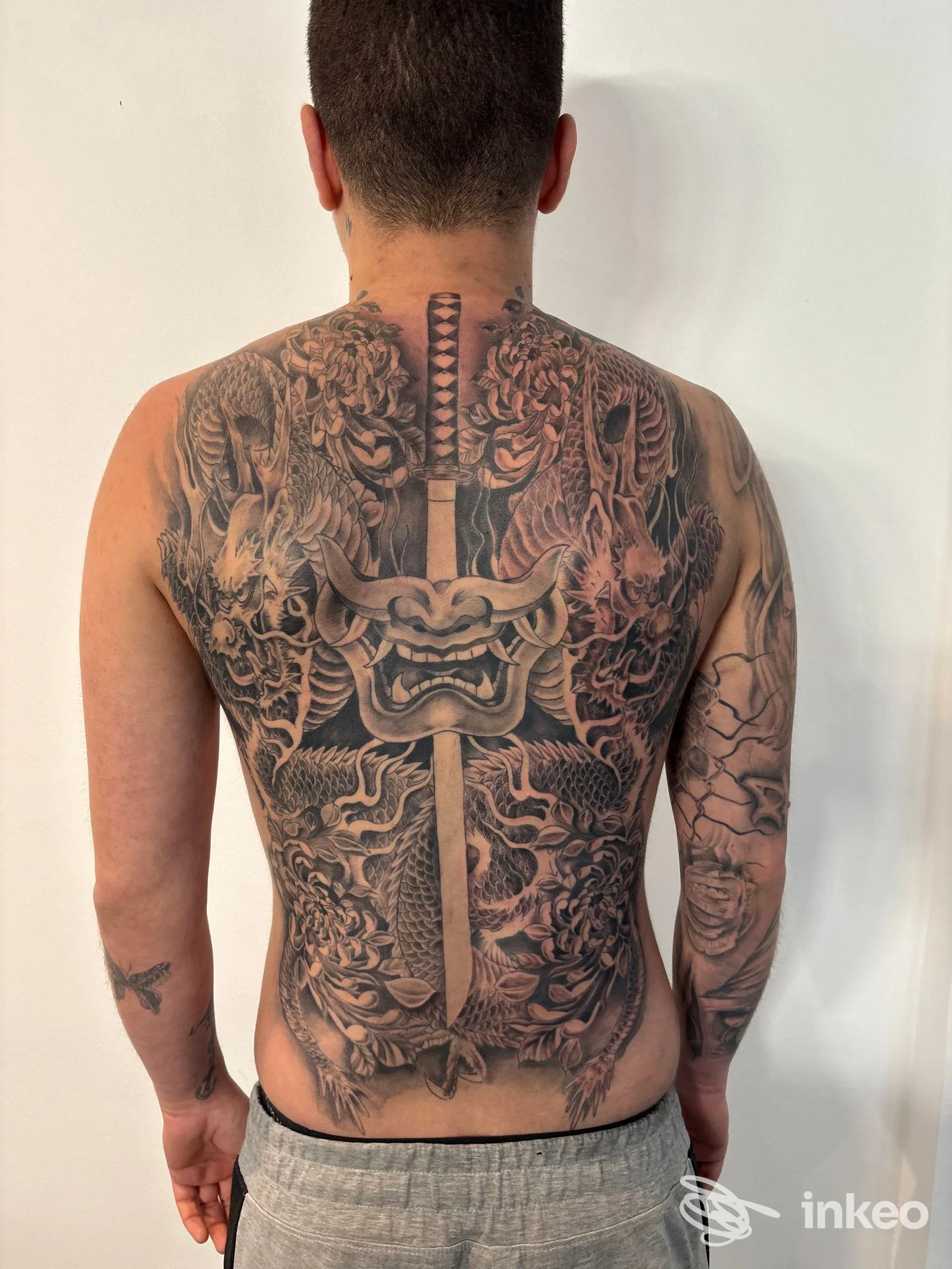 Ampio tatuaggio sulla schiena di un cliente, foto fornita da La Luce Tattoo, Trieste.