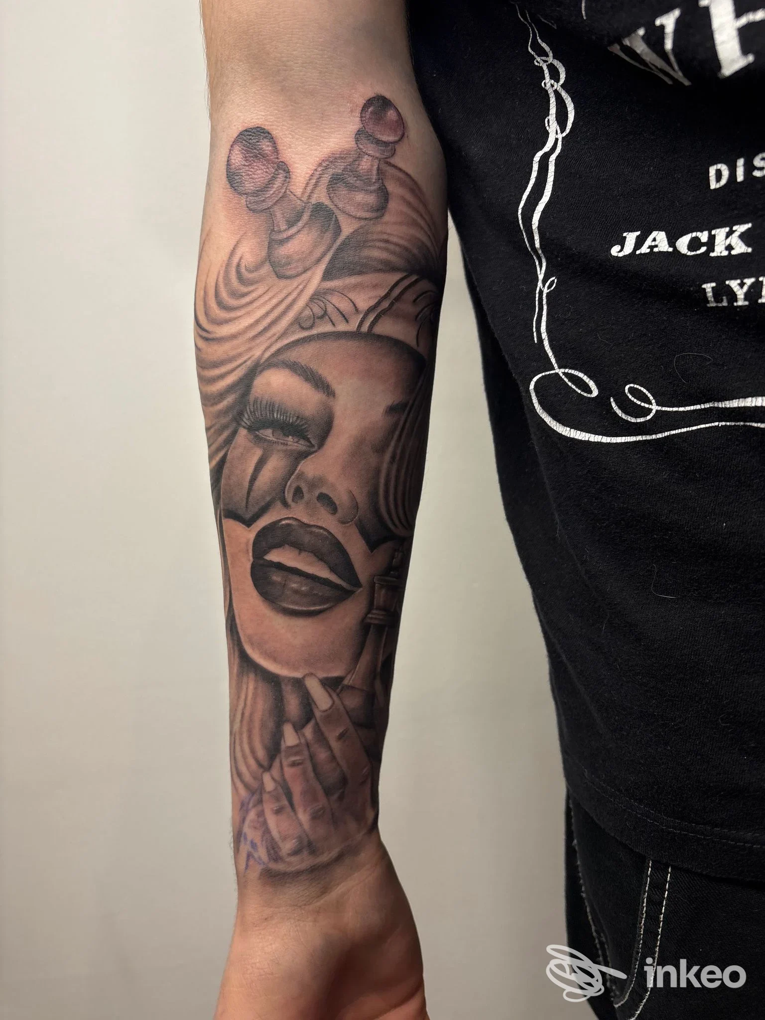 Foto di primo piano di un tatuaggio black-and-grey su avambraccio, realizzato da La Luce Tattoo a Trieste, dettaglio nitido e contrastato.