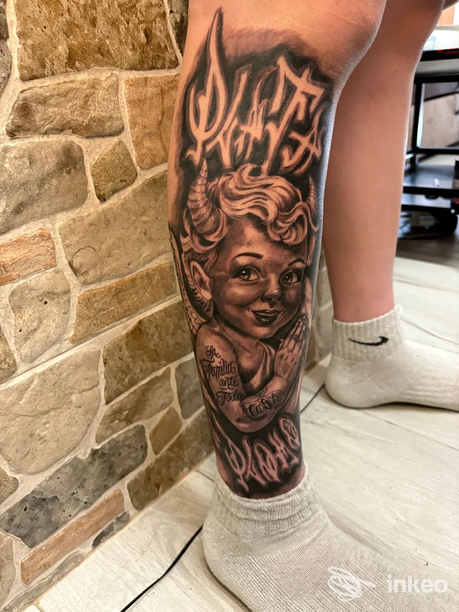 Tatuaggio realistico in bianco e nero su polpaccio, La Luce Tattoo, Trieste.
