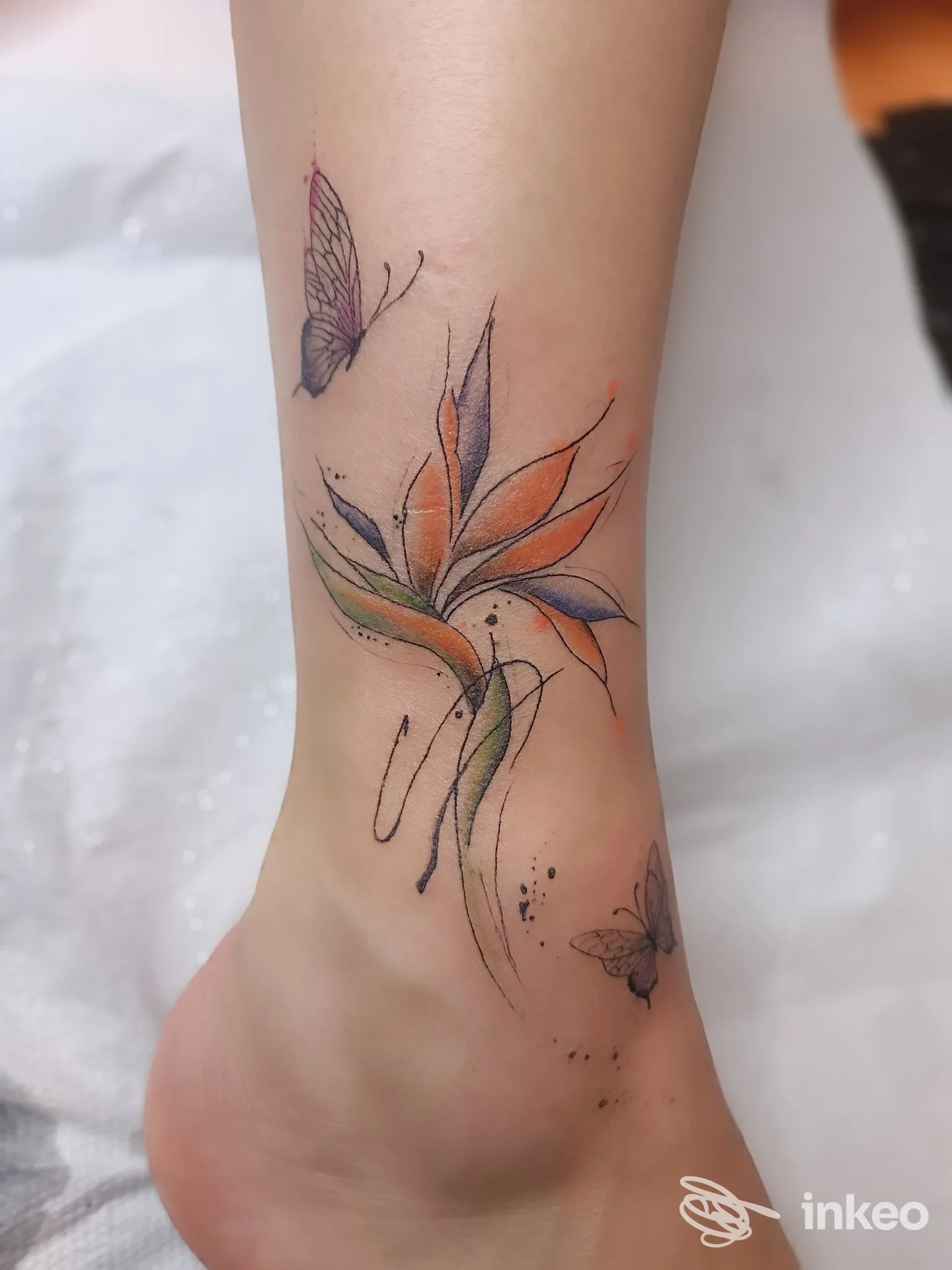 Tatuaggio floreale acquerellato con due farfalle sulla caviglia, Sunflower Tattoo, Basiliano.