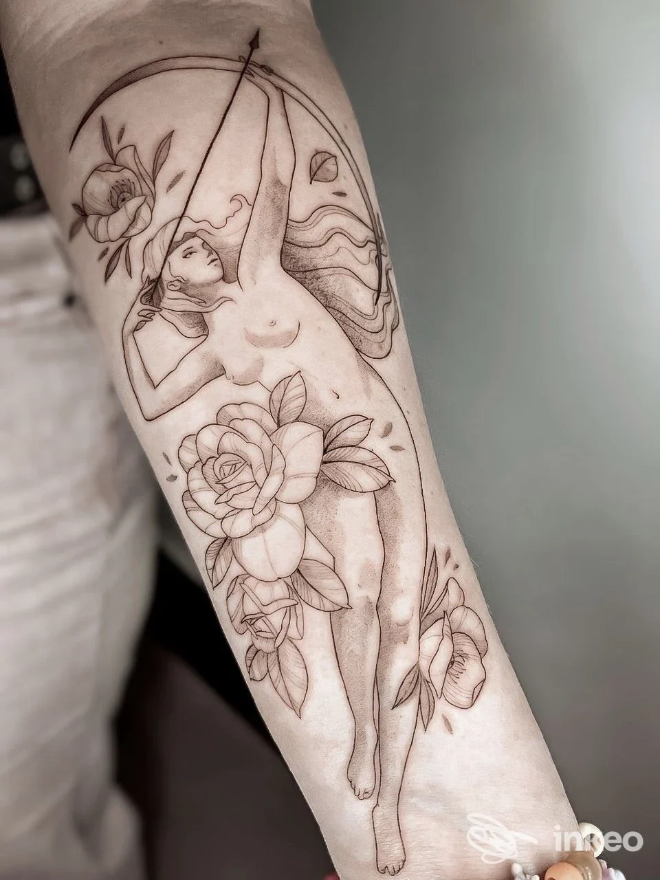 Tatuaggio su avambraccio con figura femminile e rose, foto inviata da Sorry Mama Tattoo & Piercing, San Giorgio di Nogaro.