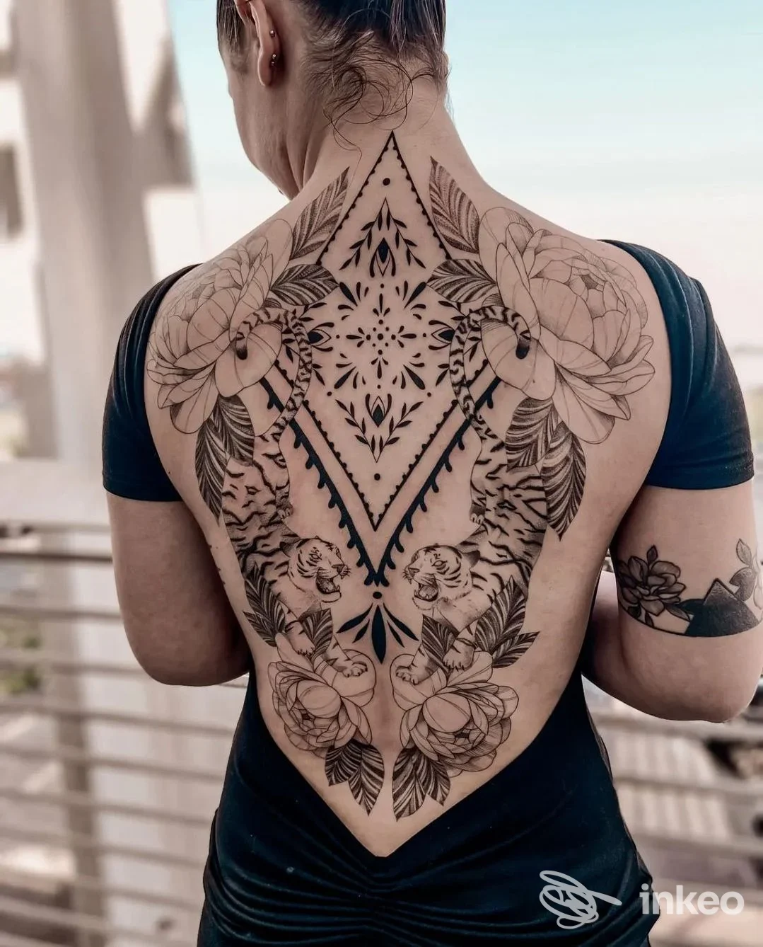 Ampio tatuaggio blackwork a forma di V sulla schiena di una cliente, foto fornita da Sorry Mama Tattoo & Piercing, San Giorgio di Nogaro.