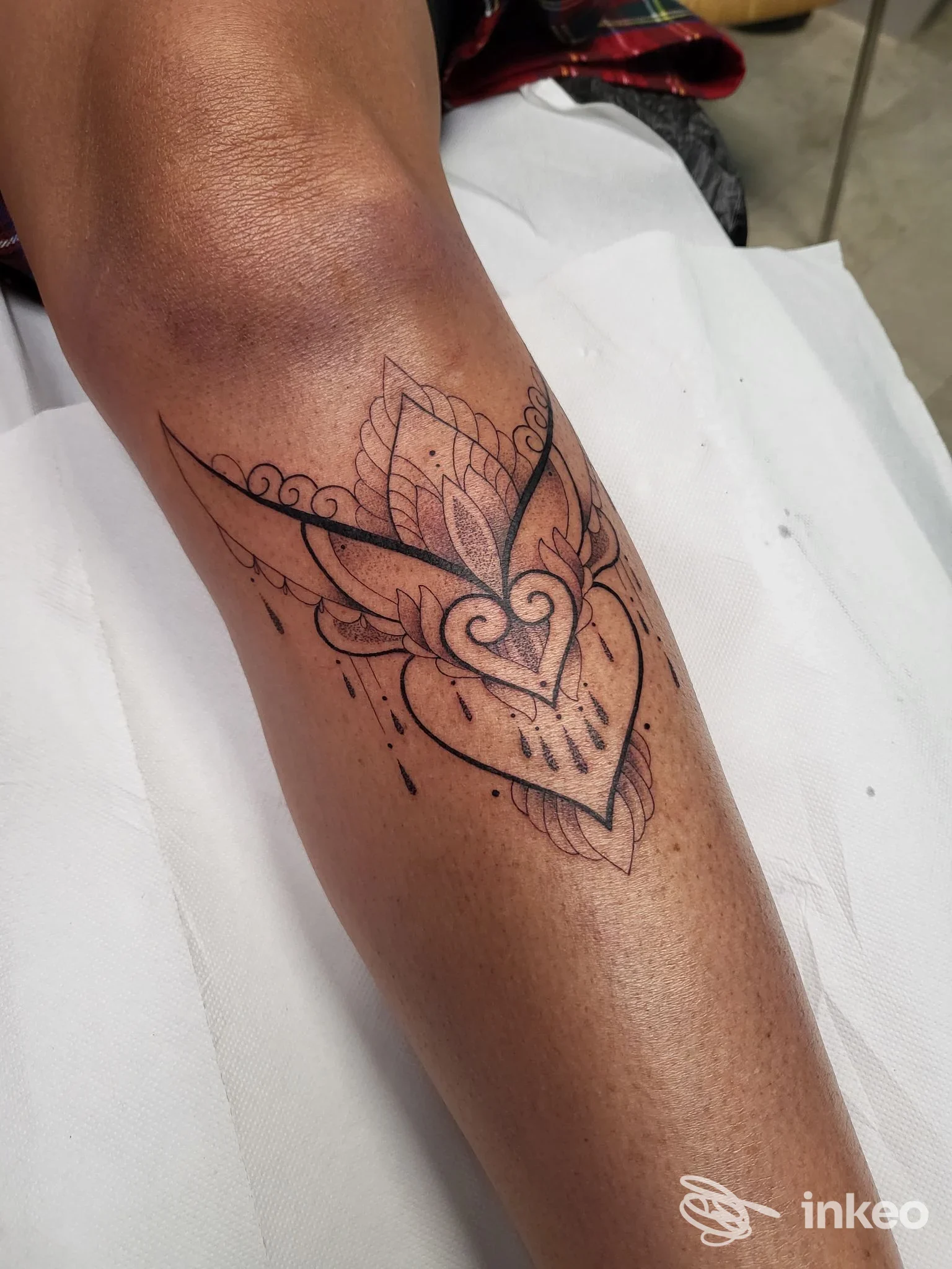 Tatuaggio ornamentale in bianco e nero sul polpaccio, eseguito da Black Swan Tattoo a Porcia, foto a luce naturale.