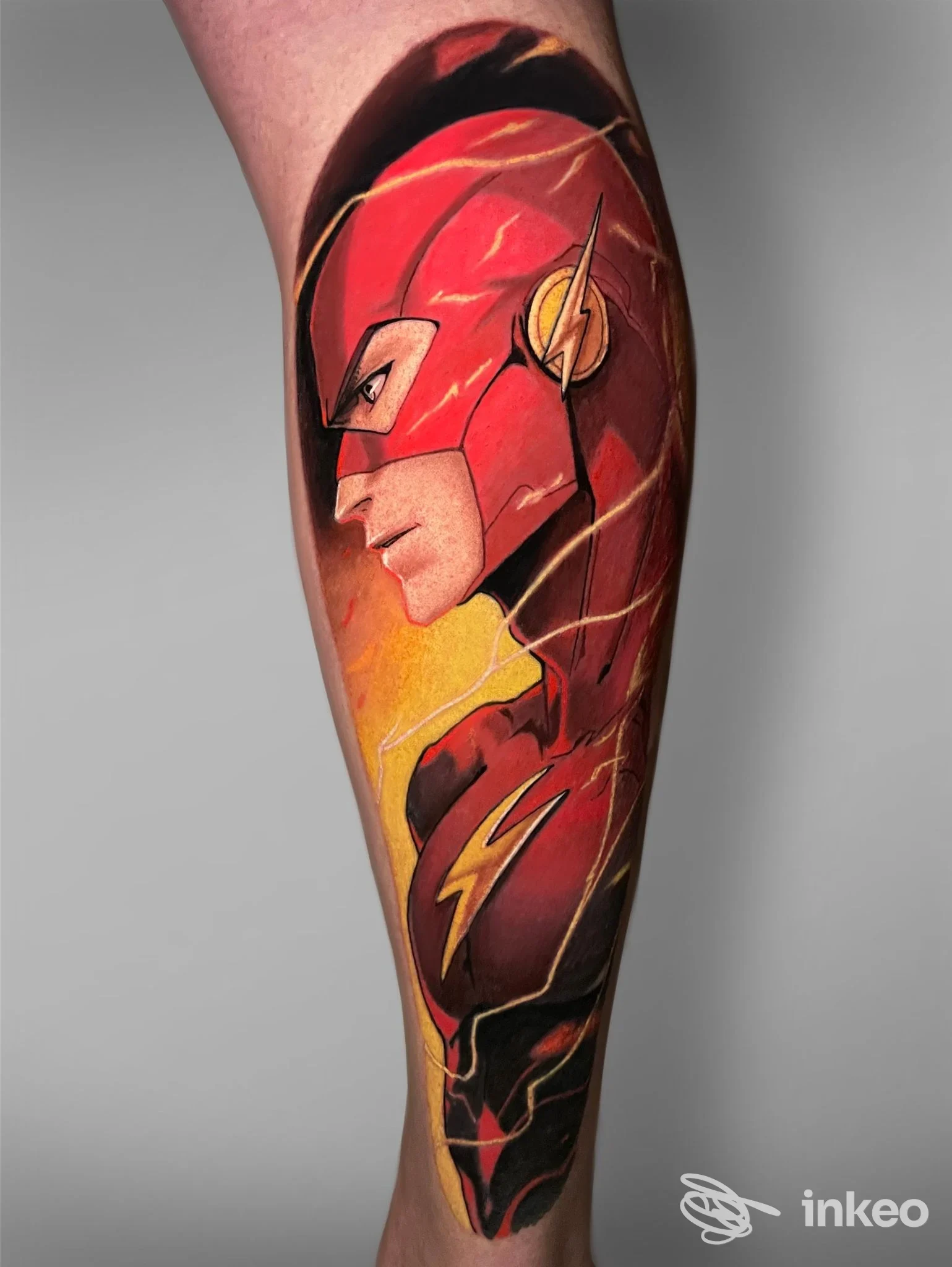 Tatuaggio realistico e colorato del supereroe Flash sull'avambraccio, eseguito da Ink Tales Tattoo Studio a Gemona.
