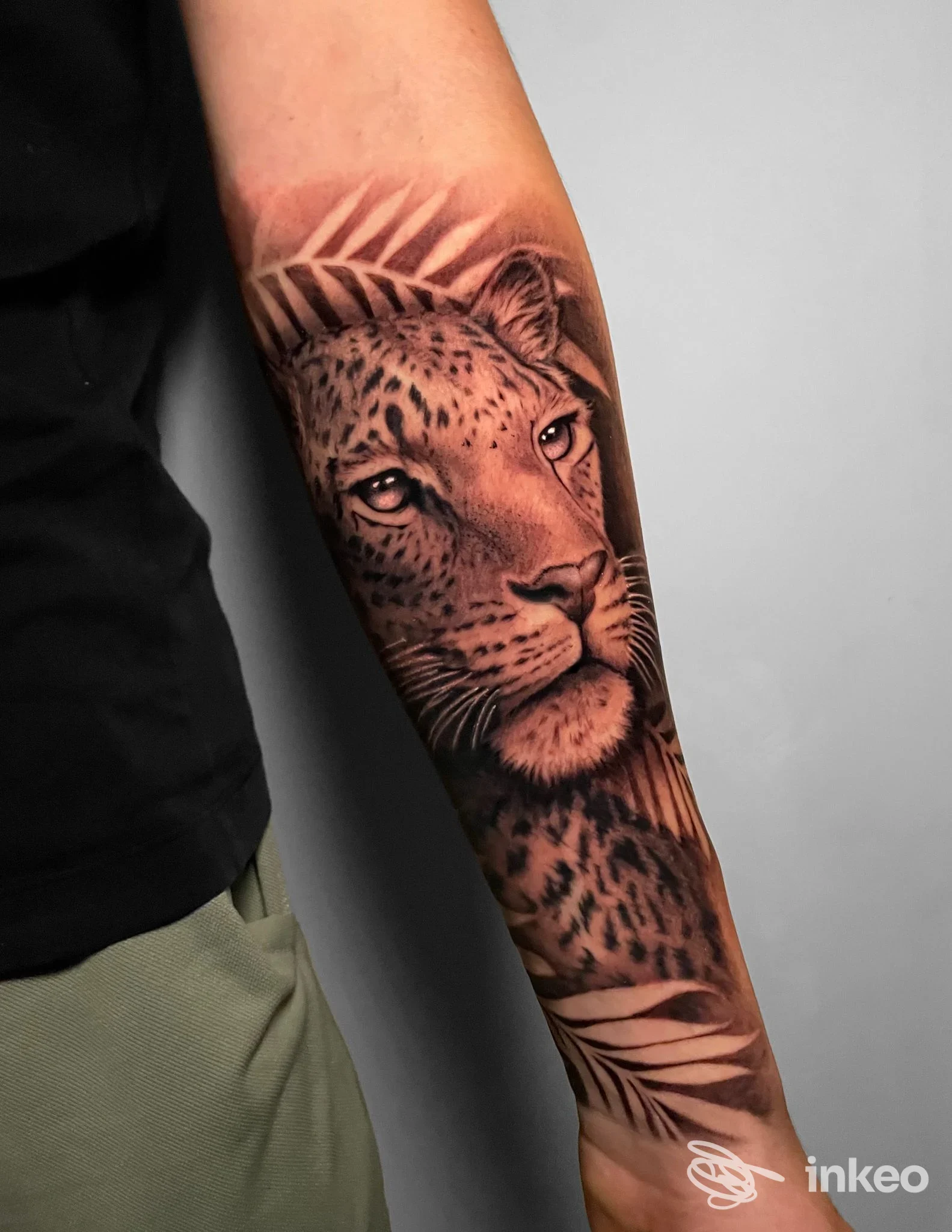 Tatuaggio realistico di leopardo su avambraccio fotografato allo studio Ink Tales Tattoo Studio, Gemona.
