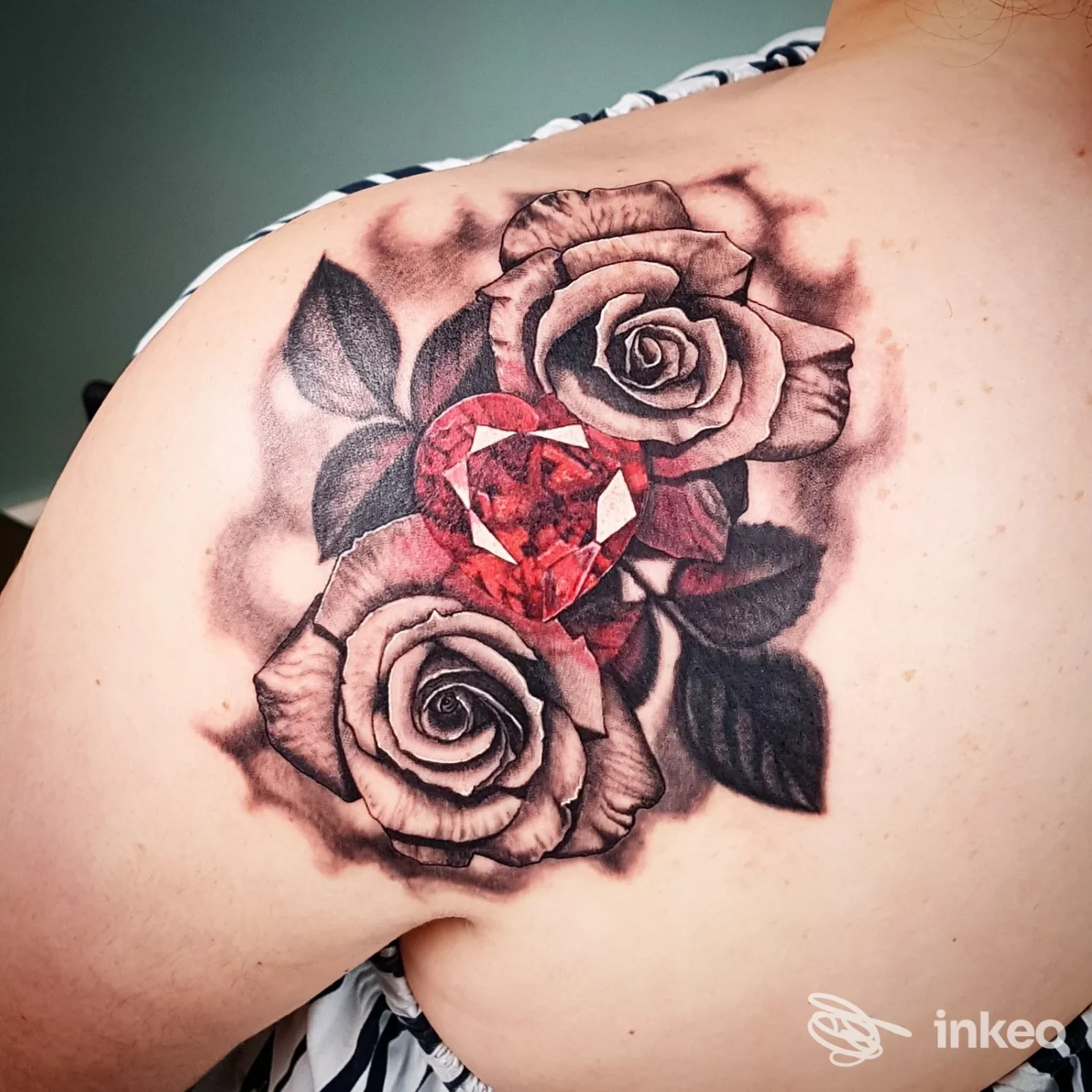 Tatuaggio su spalla con due rose e un cuore-gemma, Gabriel's Tattoo Studio, Udine.