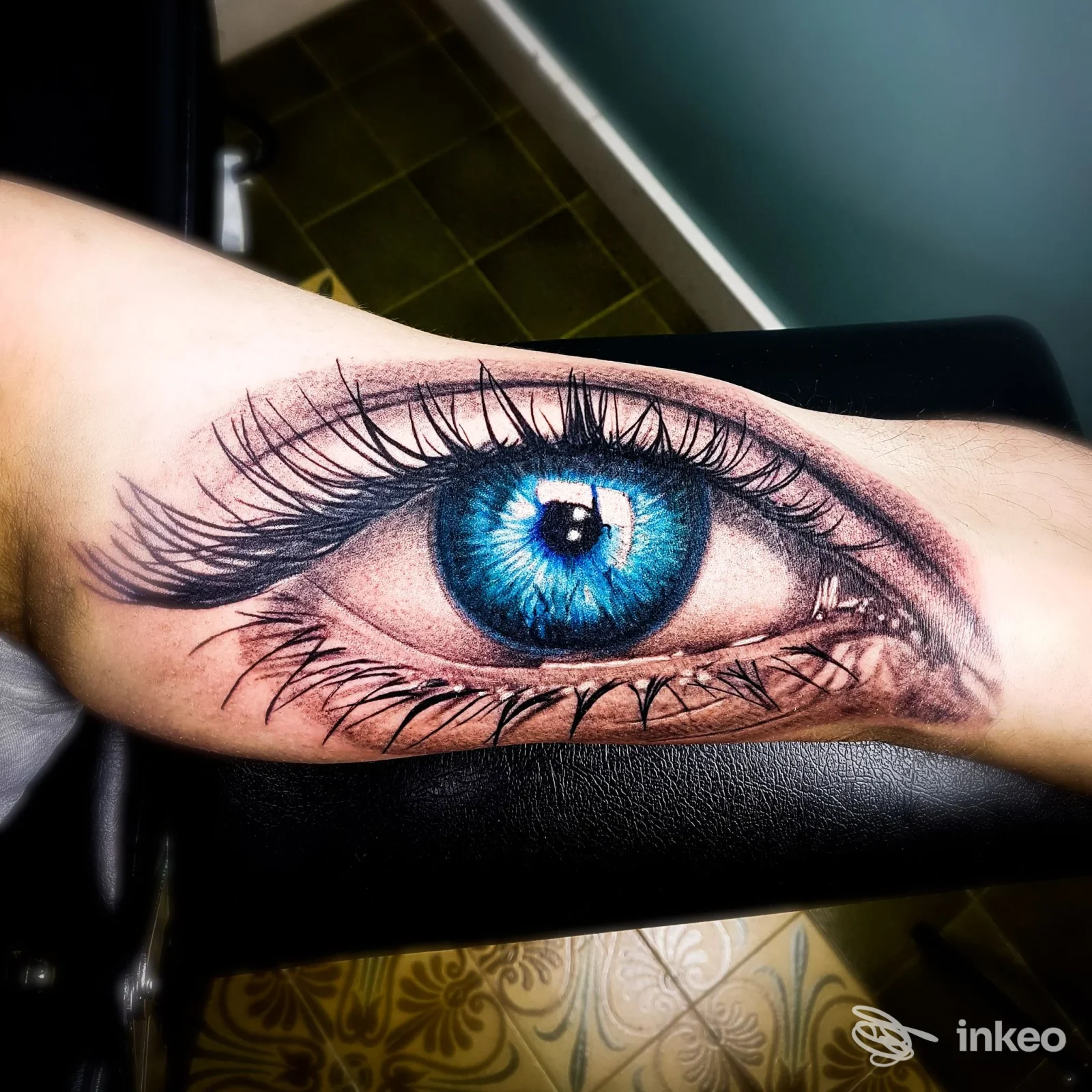 Tatuaggio realistico di un grande occhio blu sull'avambraccio, Gabriel's Tattoo Studio, Udine.