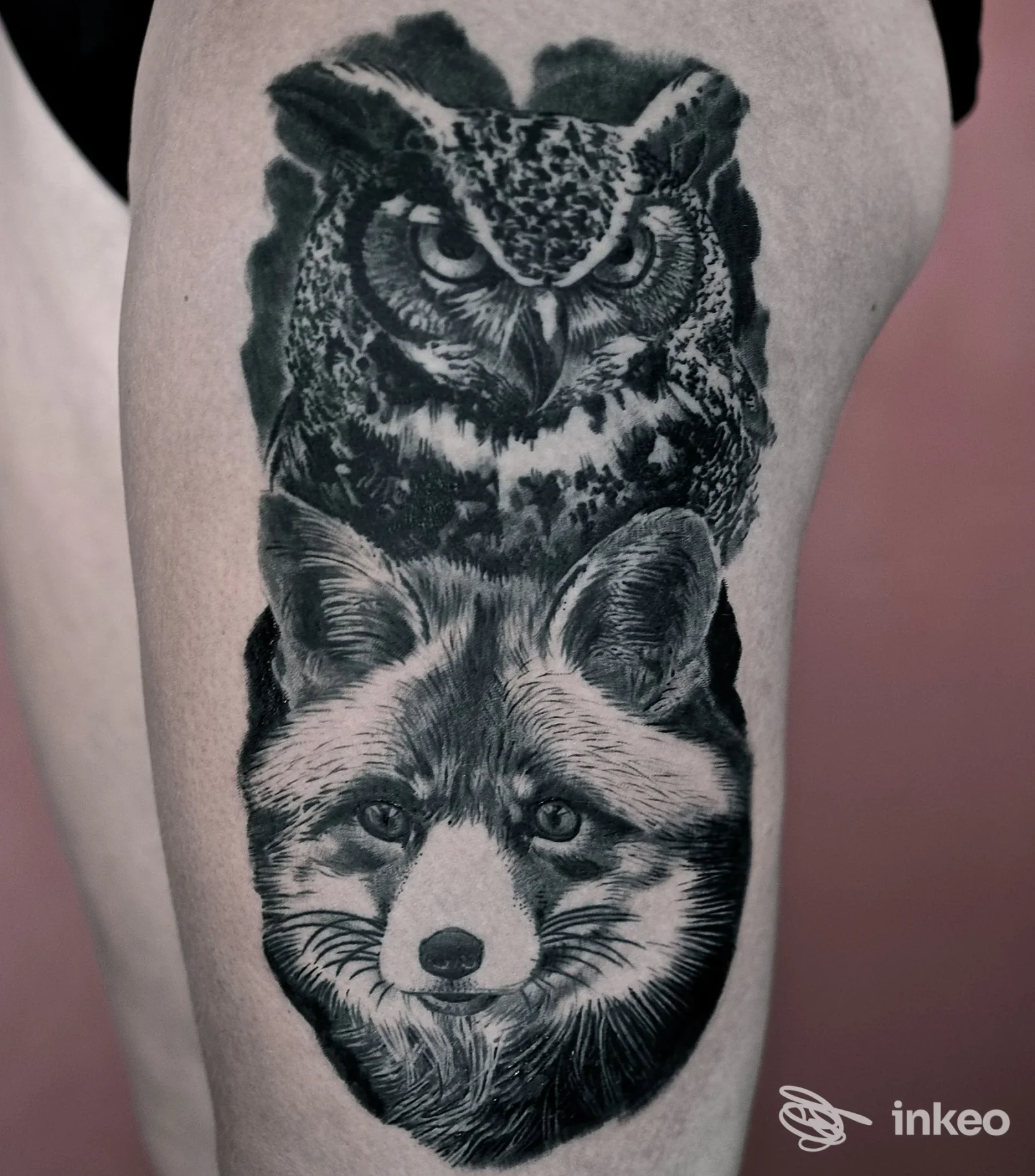 Tatuaggio realistico black & grey su coscia con gufo e volpe, fotografia di Ricky Tattoo a Monfalcone.