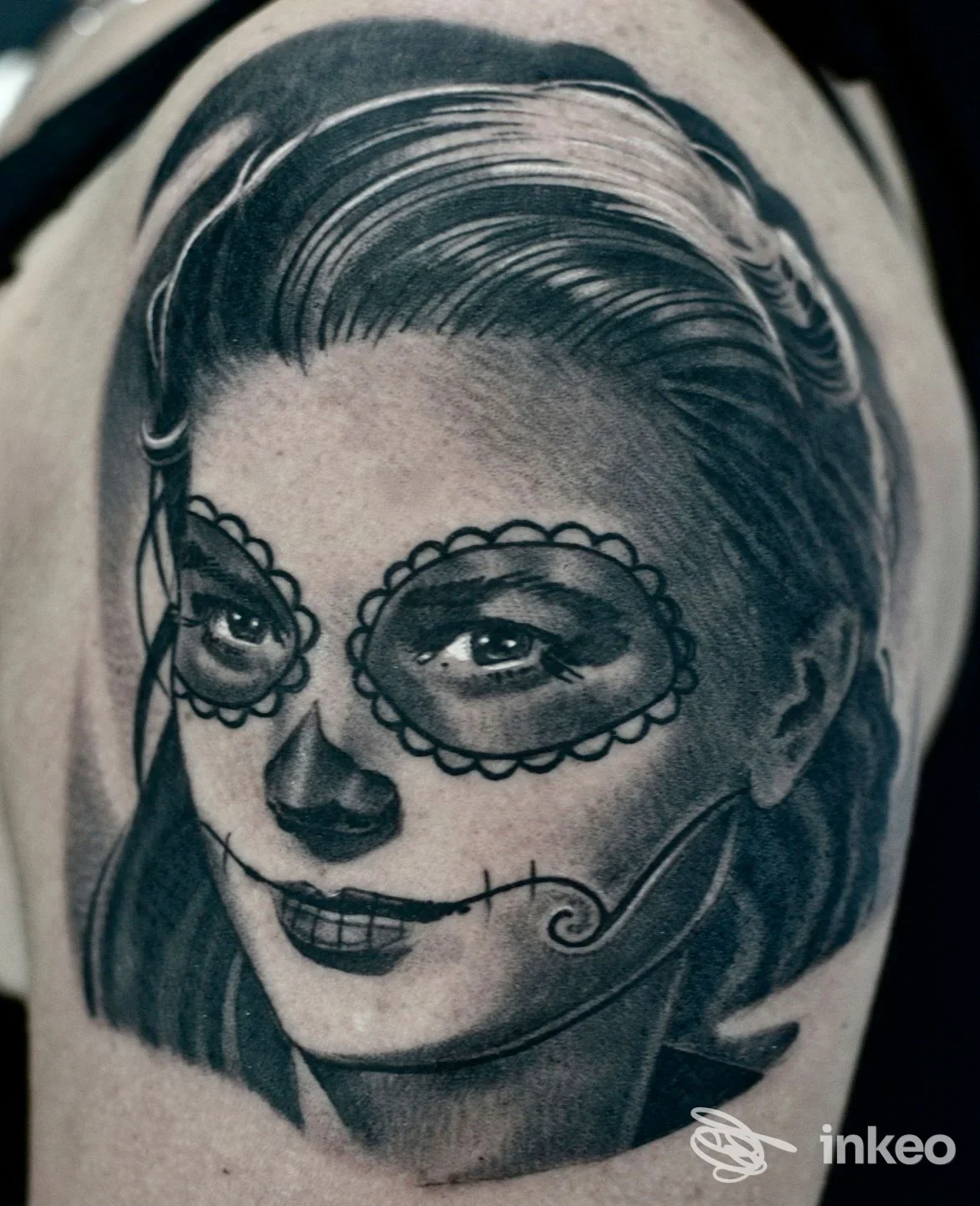 Ritratto realistico in bianco e nero tatuato sul braccio superiore, lavoro di Ricky Tattoo a Monfalcone.