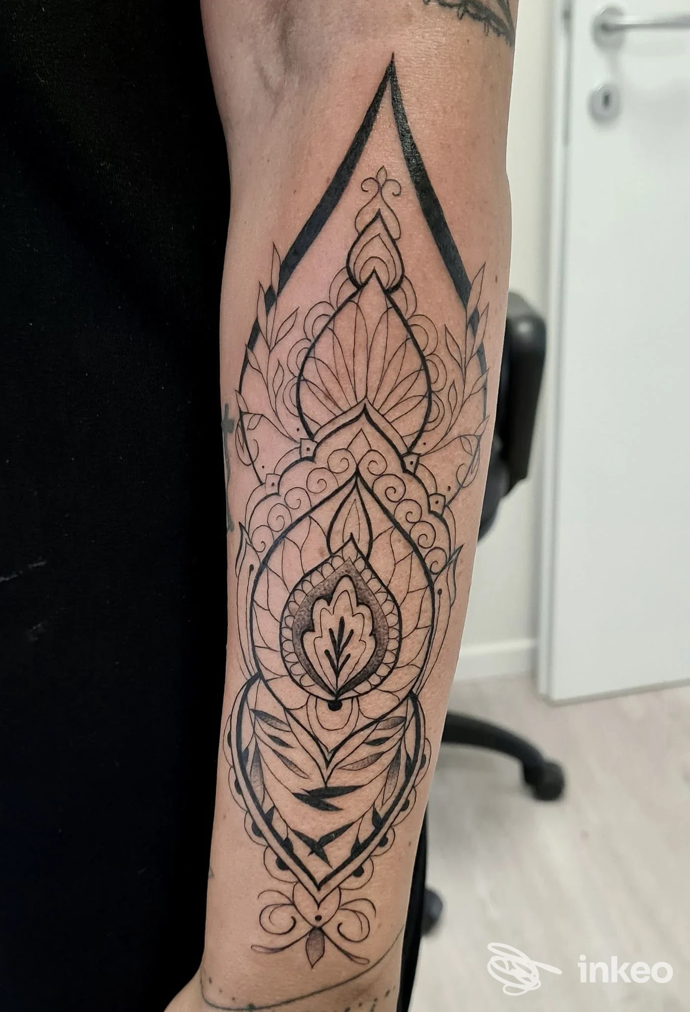 Tatuaggio ornamentale a inchiostro nero sull'avambraccio eseguito da DOMINO EFFECT TATTOO, Aviano.