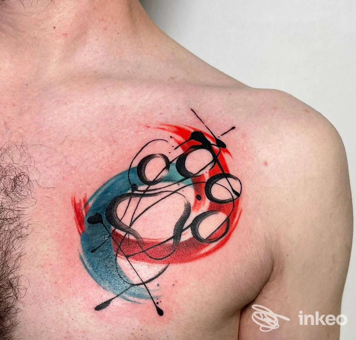 Tatuaggio astratto con pennellate rosse, blu e inchiostro nero sul pettorale sinistro. Luca Braidotti Tattoo Studio, Udine.