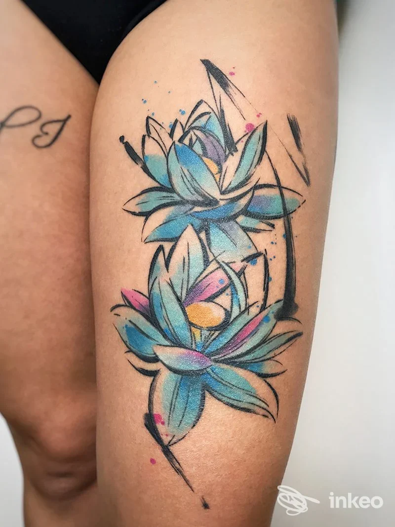 Tatuaggio floreale colorato sulla coscia, foto fornita da Luca Braidotti Tattoo Studio a Udine.