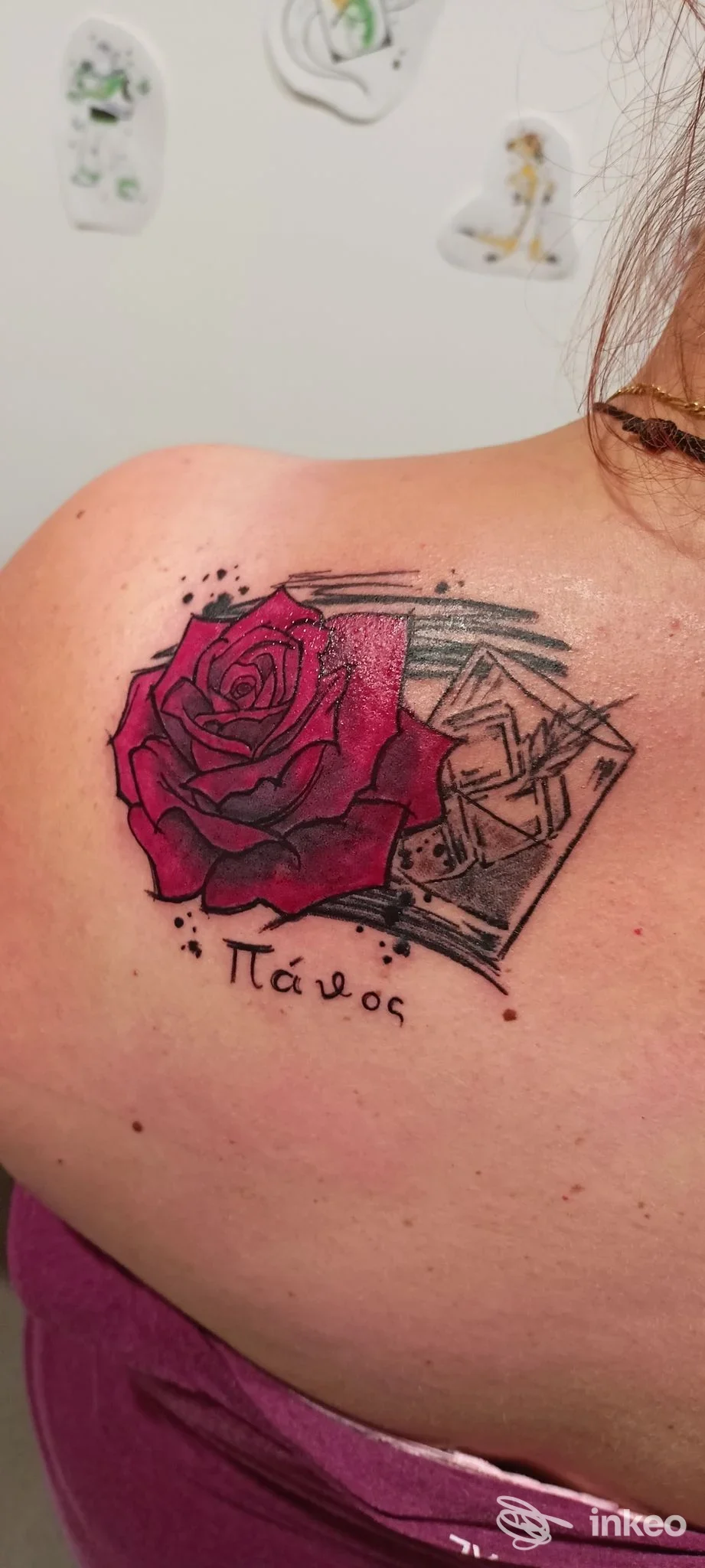 Tatuaggio di una rosa rossa con elementi geometrici sulla spalla, foto realizzata da Sweetie Tattoo Studio a Rive d'Arcano.