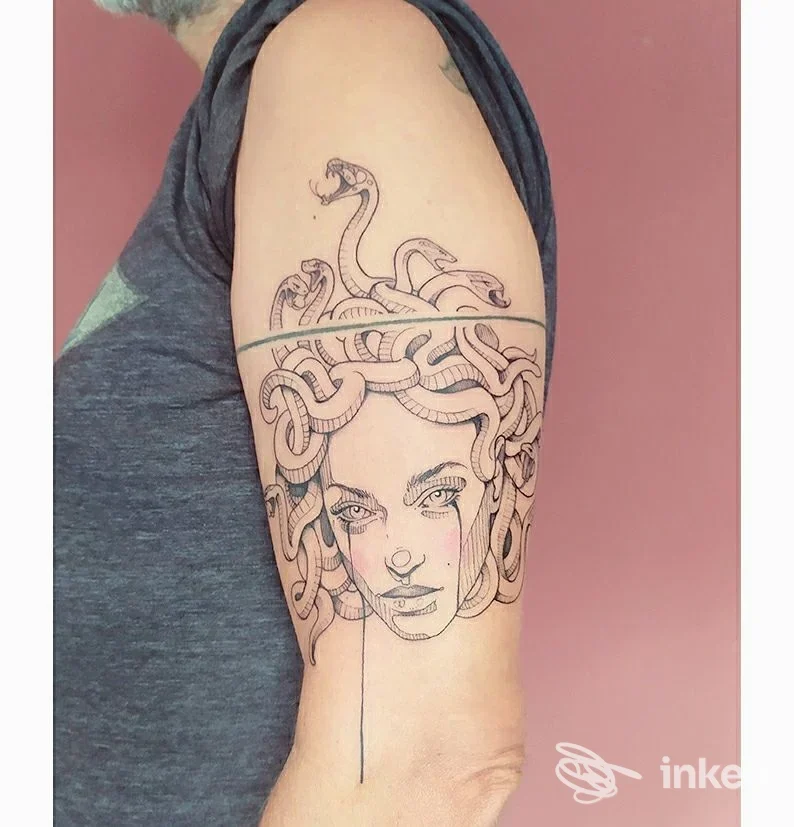 Tatuaggio Medusa linework sul braccio superiore, Millantare Tattoo, Udine.