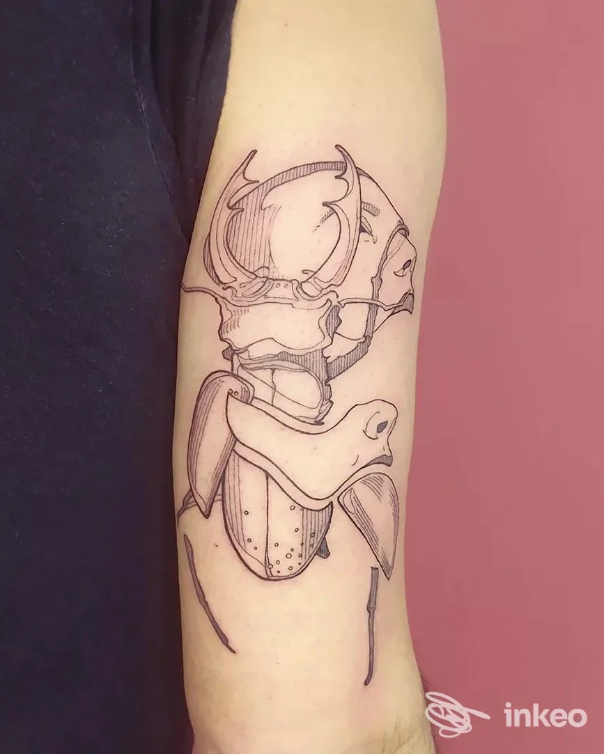 Tatuaggio linework su avambraccio, foto inviata da Millantare Tattoo, Udine.