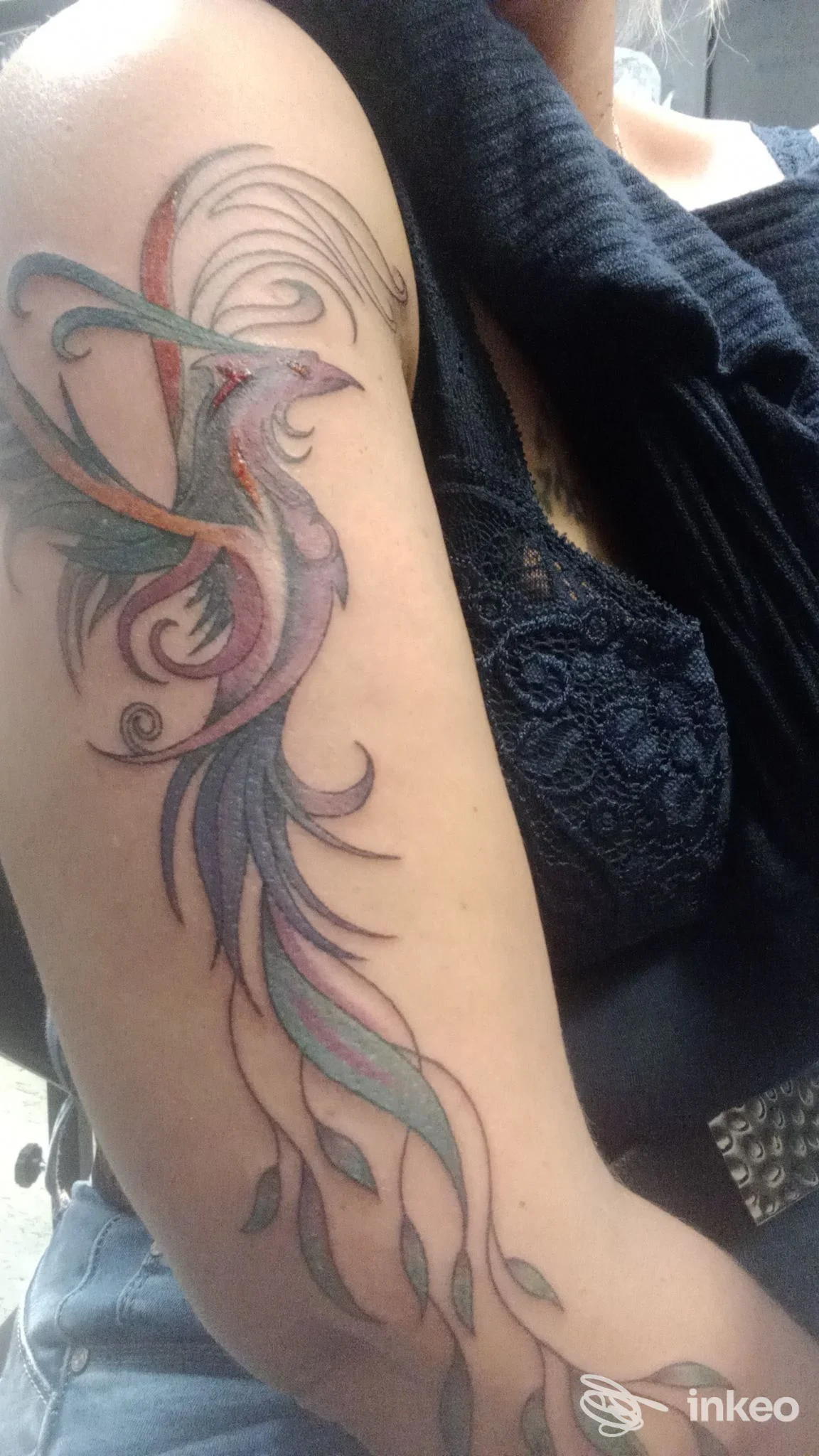 Tatuaggio floreale e stilizzato sul braccio di una cliente, fotografia inviata da The Omen Ink-addict a Roveredo in Piano.
