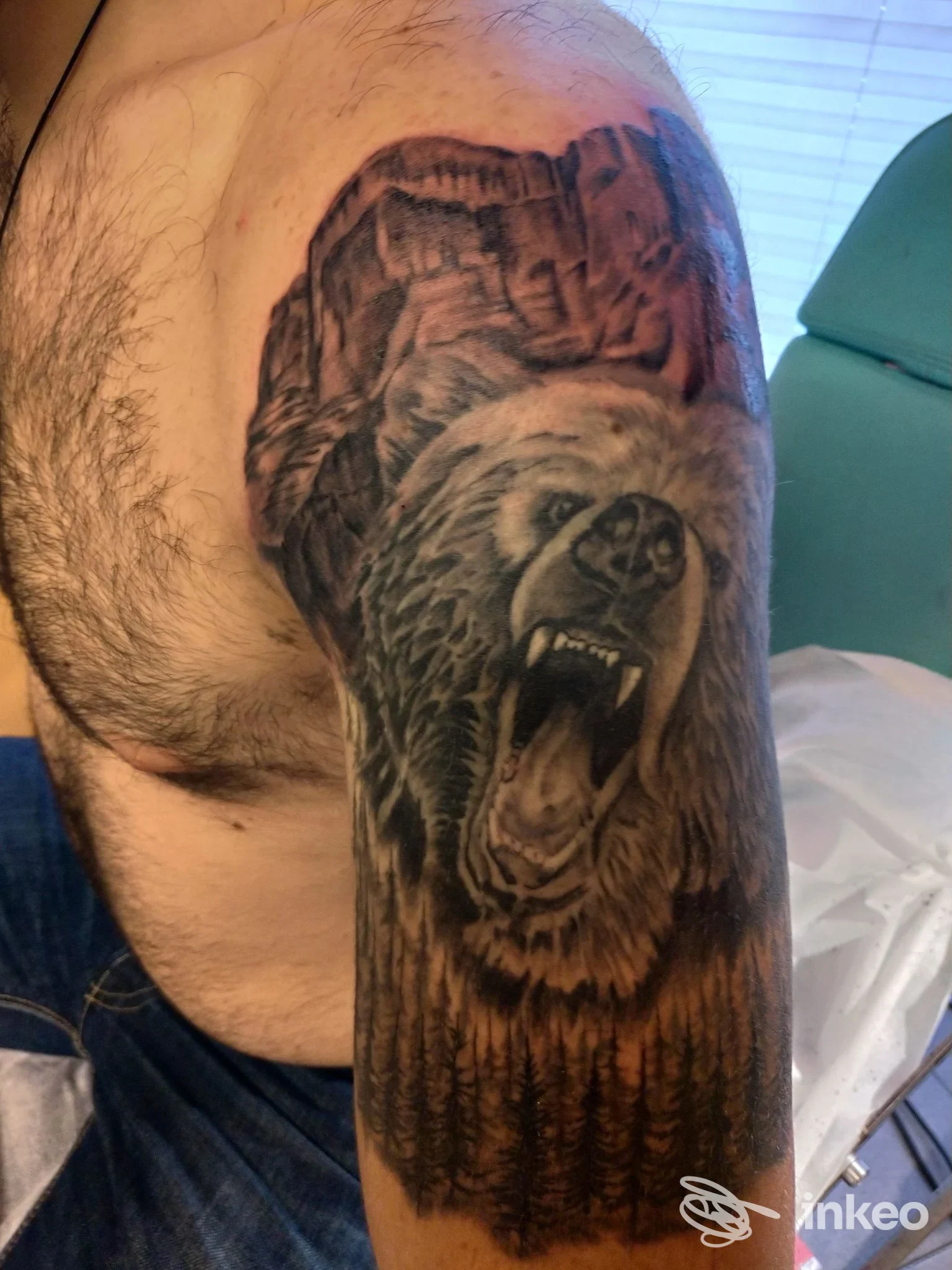 Grande tatuaggio realistico di un orso ruggente sulla spalla/parte superiore del braccio, Good Karma Tattoo, Trieste.