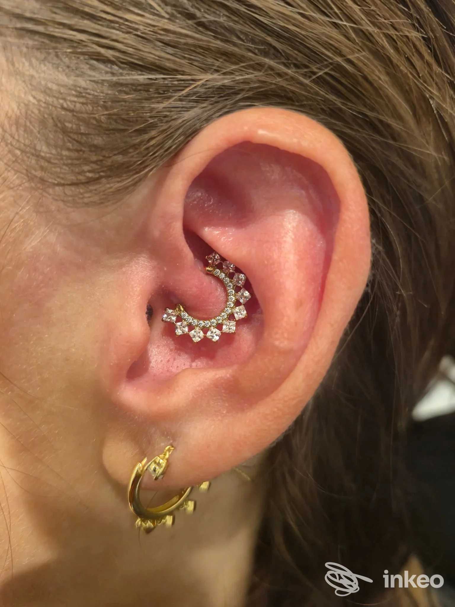 Piercing alla conca/daith con gioiello a mezzaluna, scattato presso Luxury Body Piercing a Trieste.