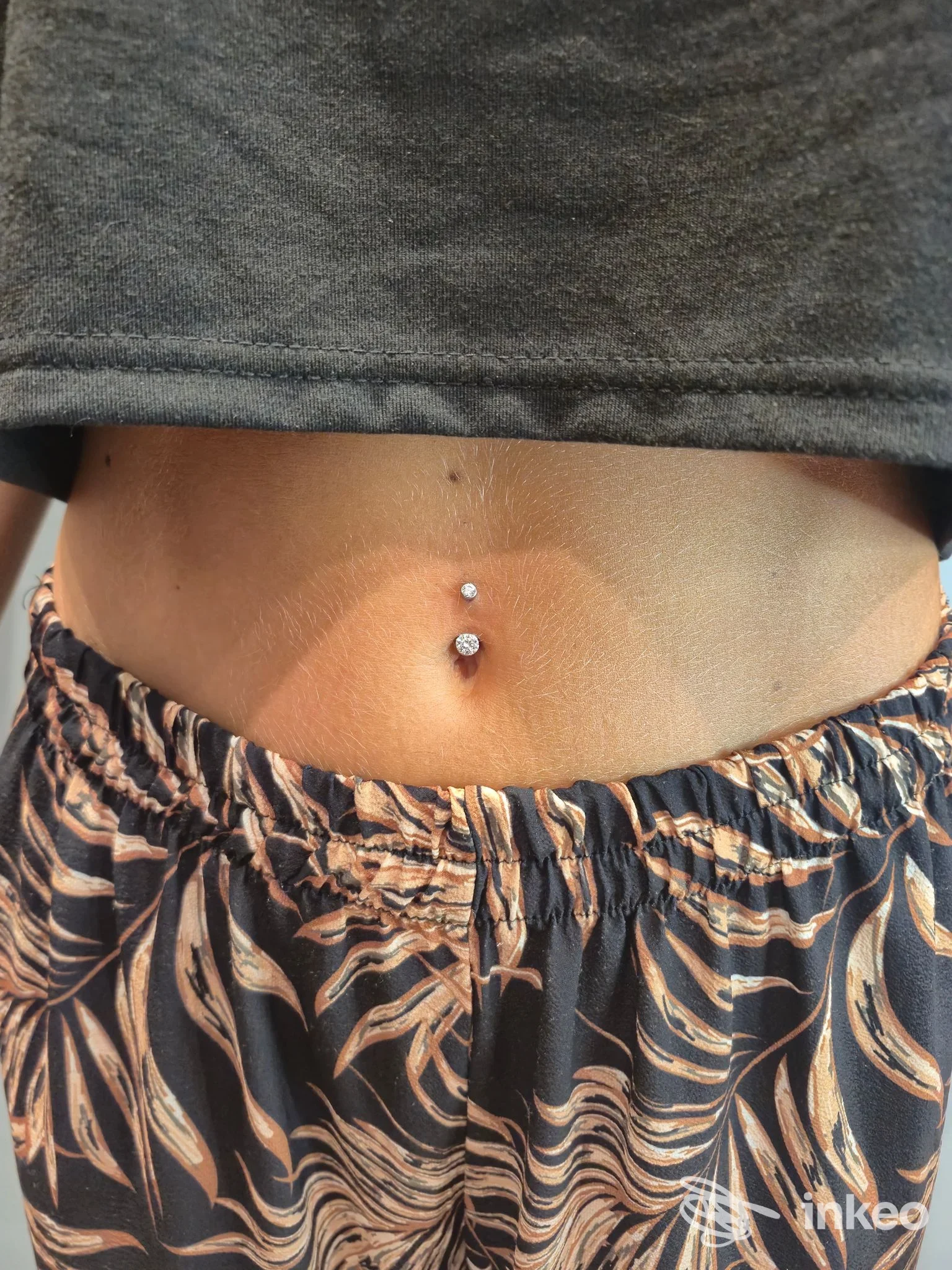 Piercing all'ombelico su pelle scura, eseguito da Luxury Body Piercing - Dayak a Trieste.