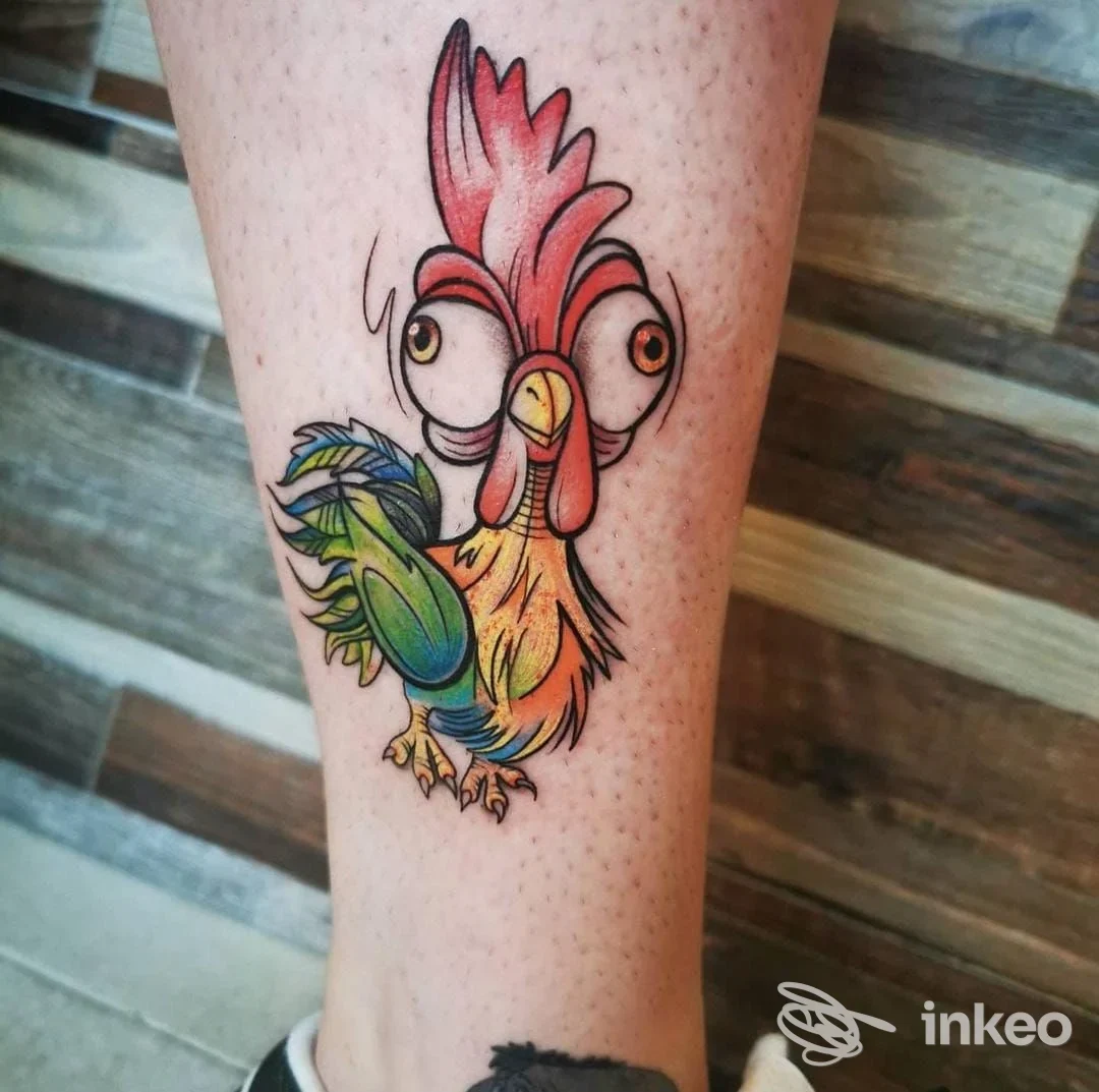 Tattoo colorato di un gallo stilizzato sulla caviglia, disegno a colori vivaci che sembra una vera dermopigmentazione sulla pelle.