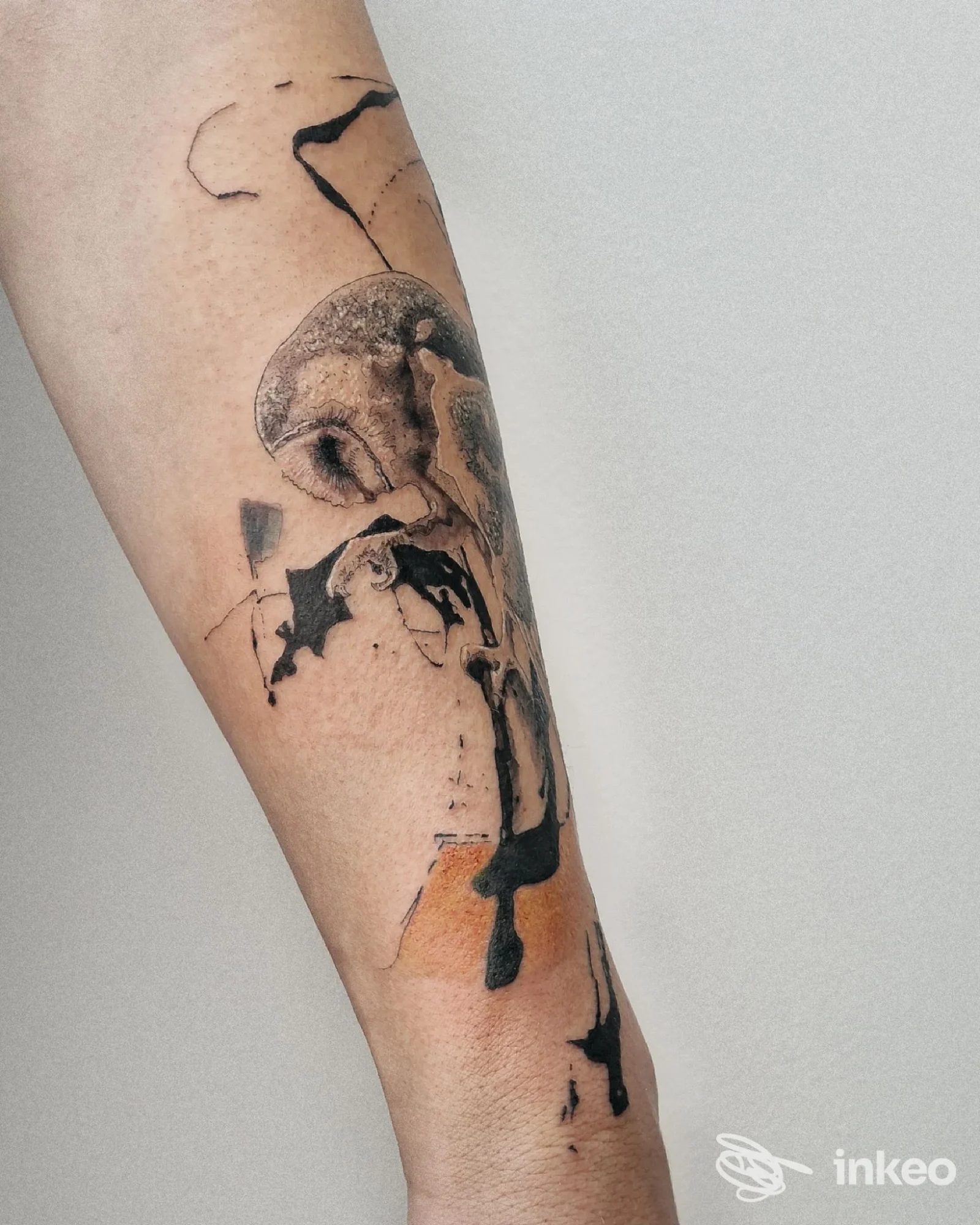 Tatuaggio stilizzato in nero e arancio sull'avambraccio, foto fornita dallo studio The Contact a Codroipo.