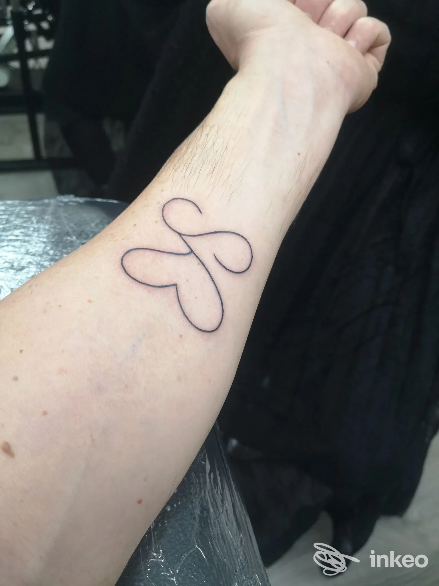 Avambraccio con tatuaggio minimale a linee nere eseguito da The Contact, Codroipo