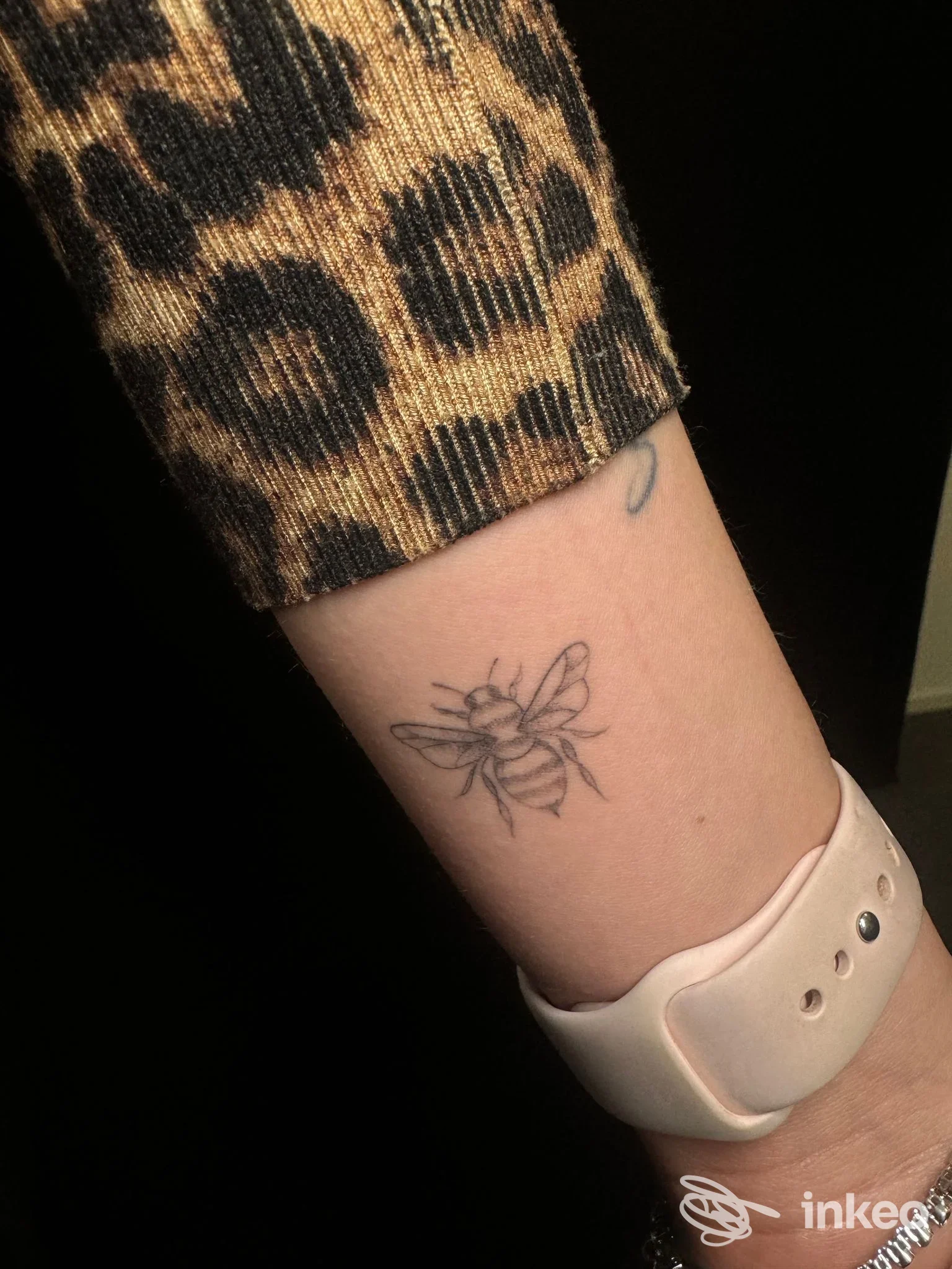 Tatuaggio a forma di ape sul polso fotografato in primo piano, Thinkink Tattoo Studio, Lignano Sabbiadoro.