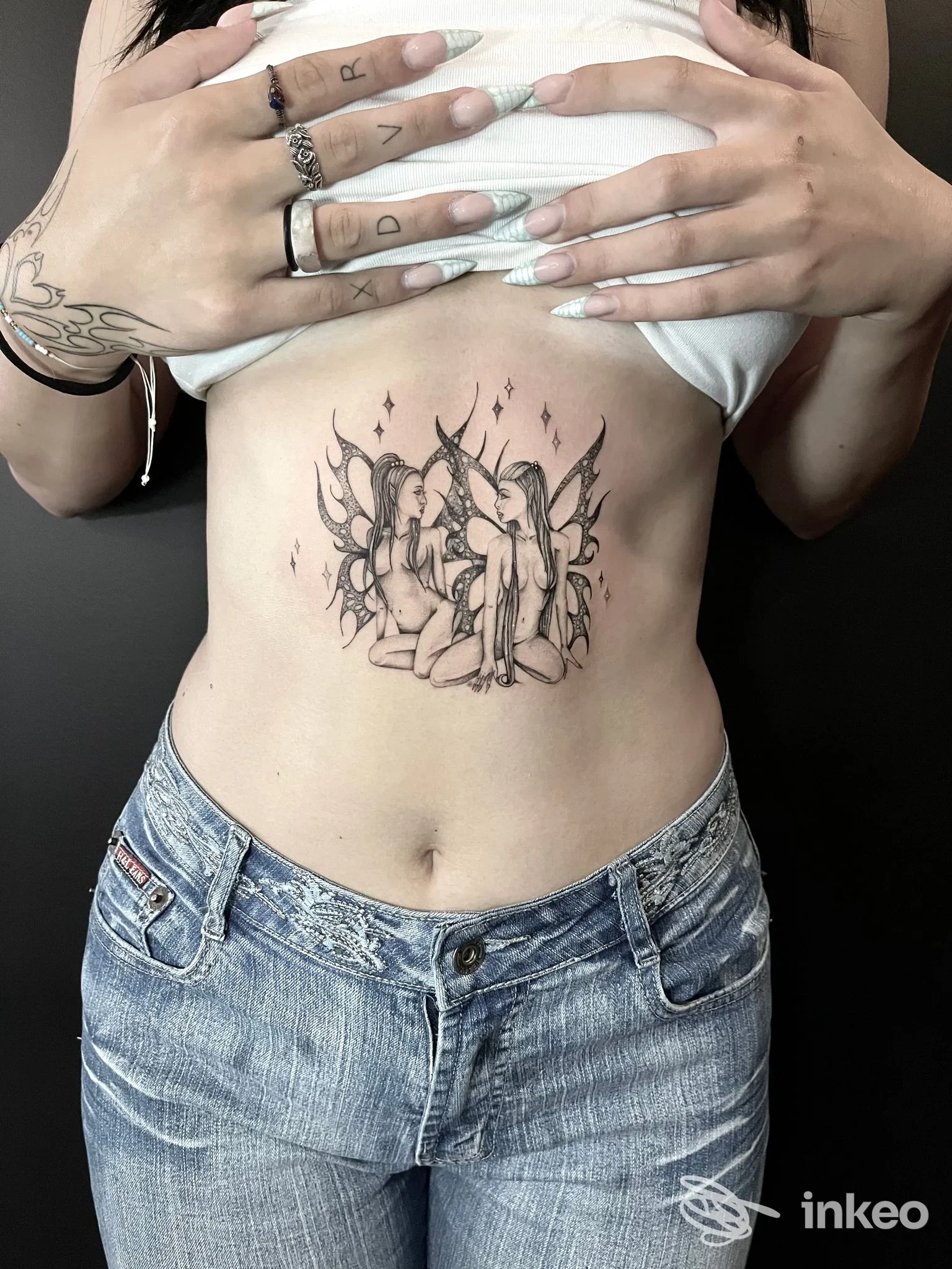 Tatuaggio figurativo in nero/grigio sull'addome, fotografia tratta dallo studio Thinkink Tattoo Studio a Lignano Sabbiadoro.