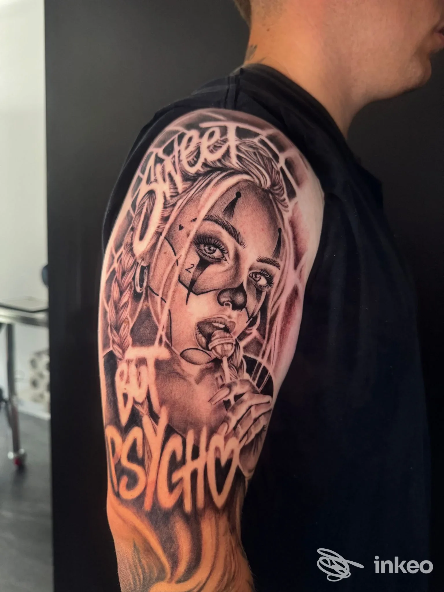 Tatuaggio a mezza manica realistico sul braccio, fotografia dello studio Thinkink Tattoo Studio a Lignano Sabbiadoro.