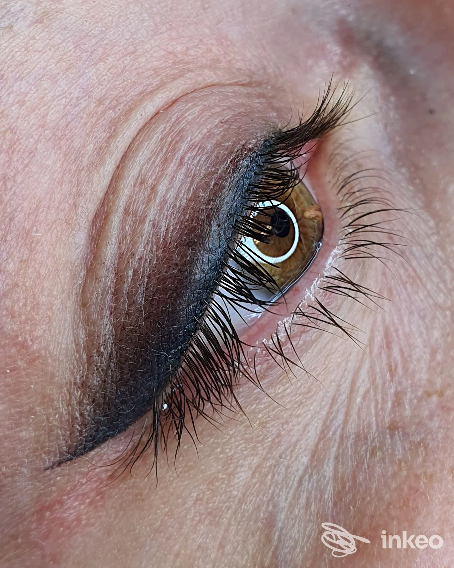 Primo piano di eyeliner permanente applicato sulla palpebra superiore, lavoro del studio Tratti di Bellezza a Pordenone.