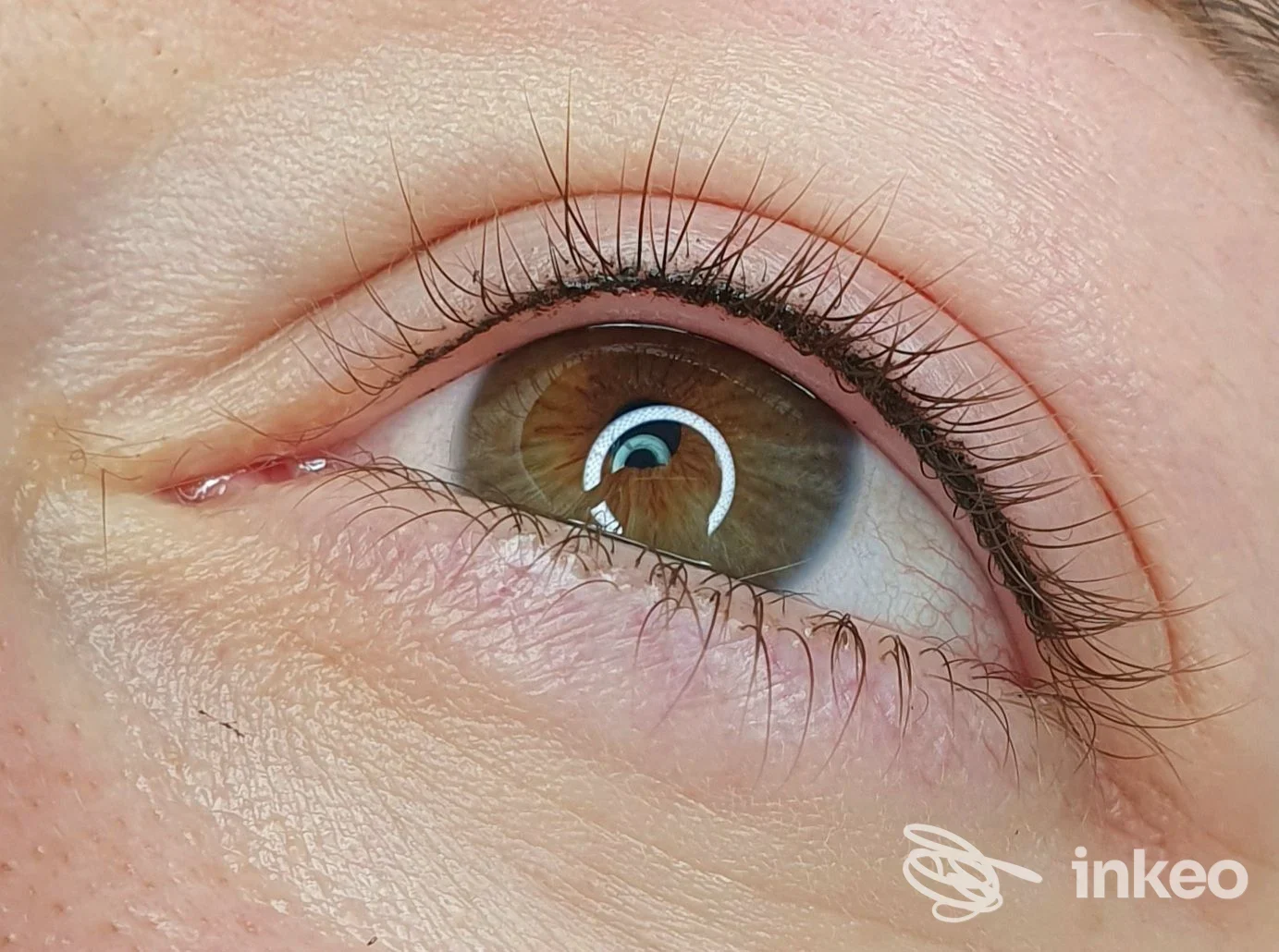 Primo piano di eyeliner permanente eseguito sulla palpebra superiore, foto inviata dallo studio Tratti di Bellezza a Pordenone.