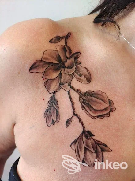Tatuaggio floreale in nero e grigio sul petto e spalla, Raoul Tattoo, Ronchi dei Legionari.