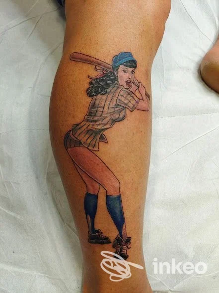 Tatuaggio su polpaccio raffigurante una pin-up giocatrice di baseball, realizzato da Raoul Tattoo a Ronchi dei Legionari.